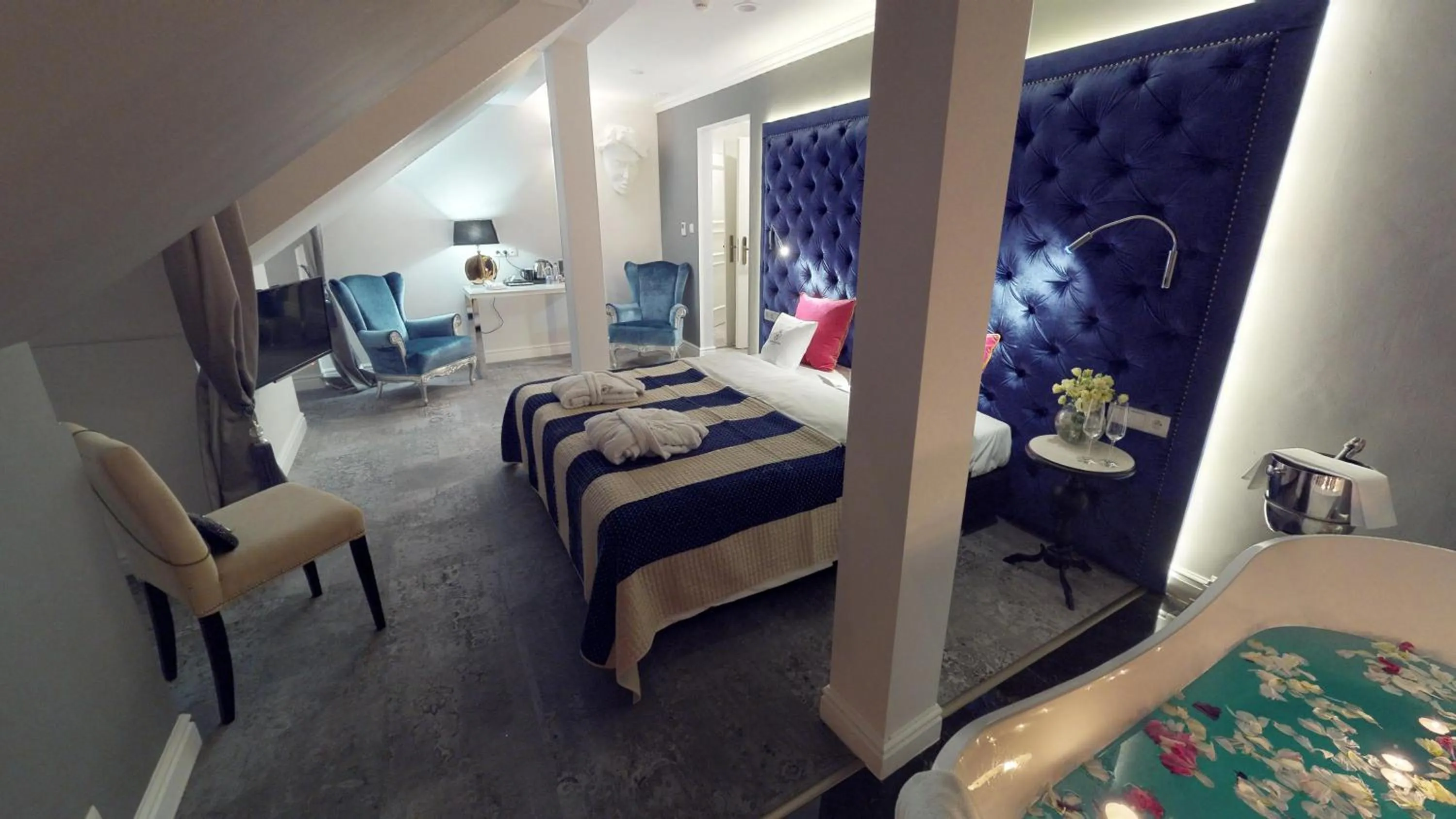 Bedroom, Bed in Hotel Pałac Alexandrinum