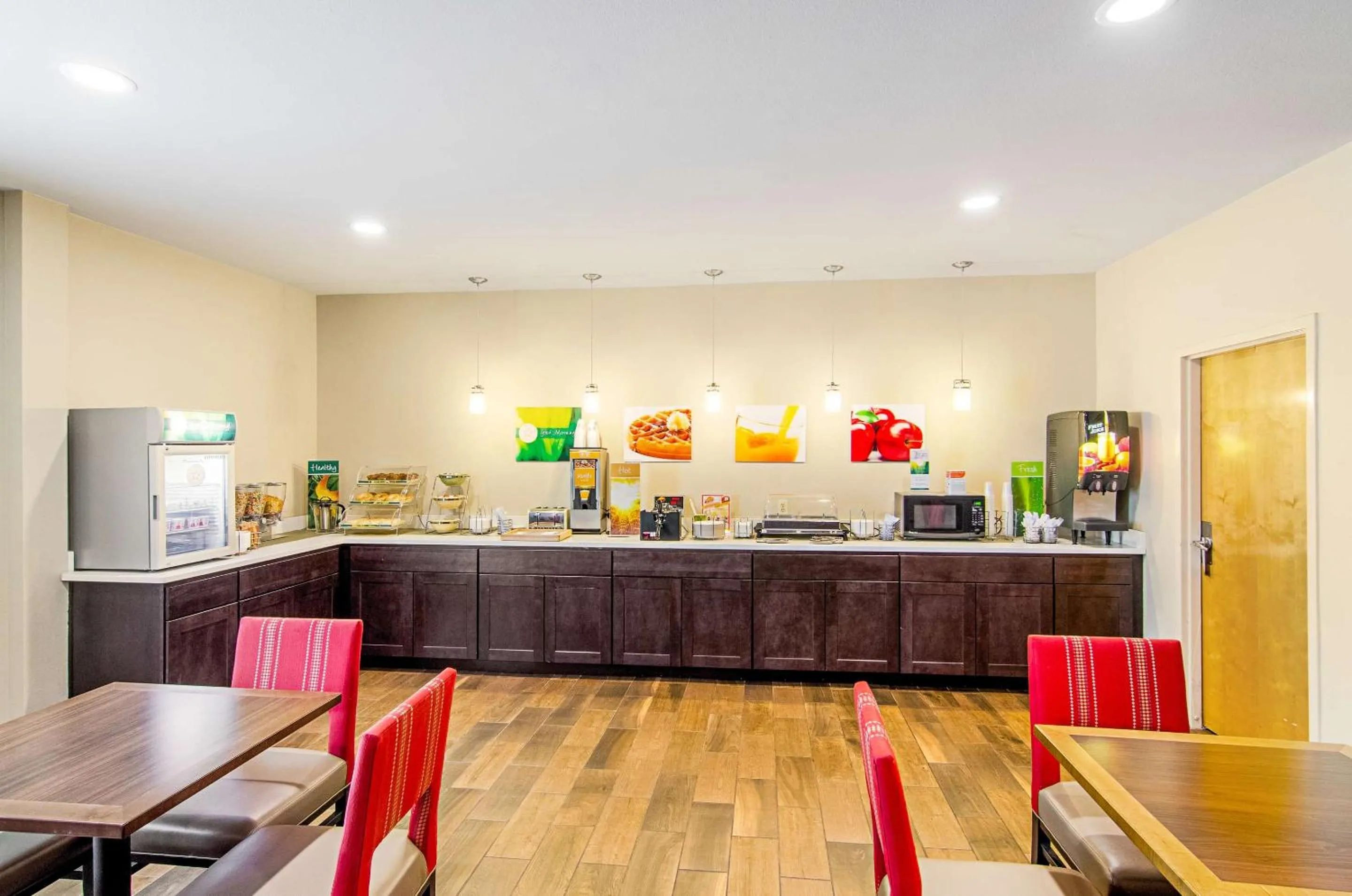 Breakfast in Quality Inn & Suites Near Tanger Outlet Mall