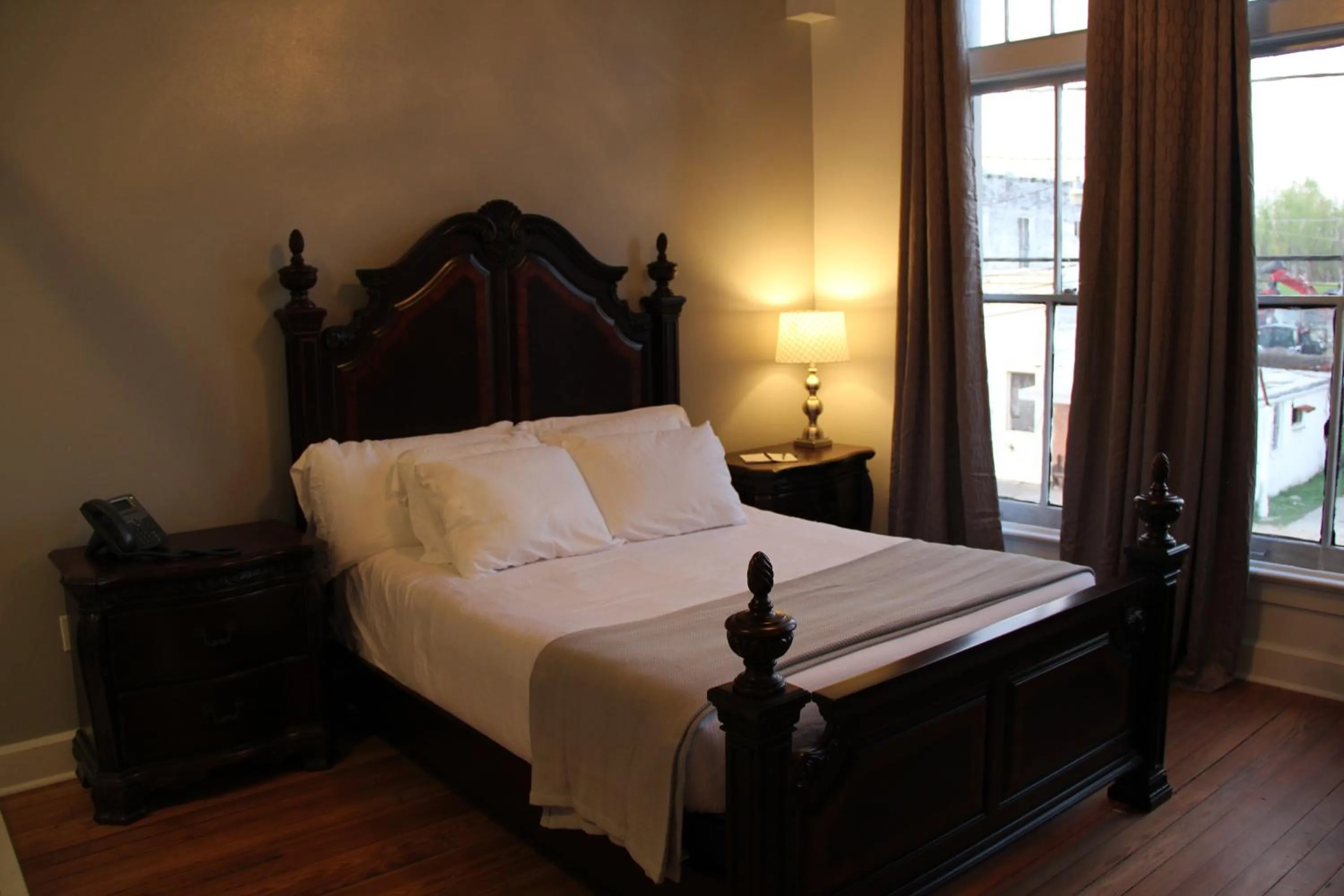 Photo of the whole room, Bed in The Inn on the River