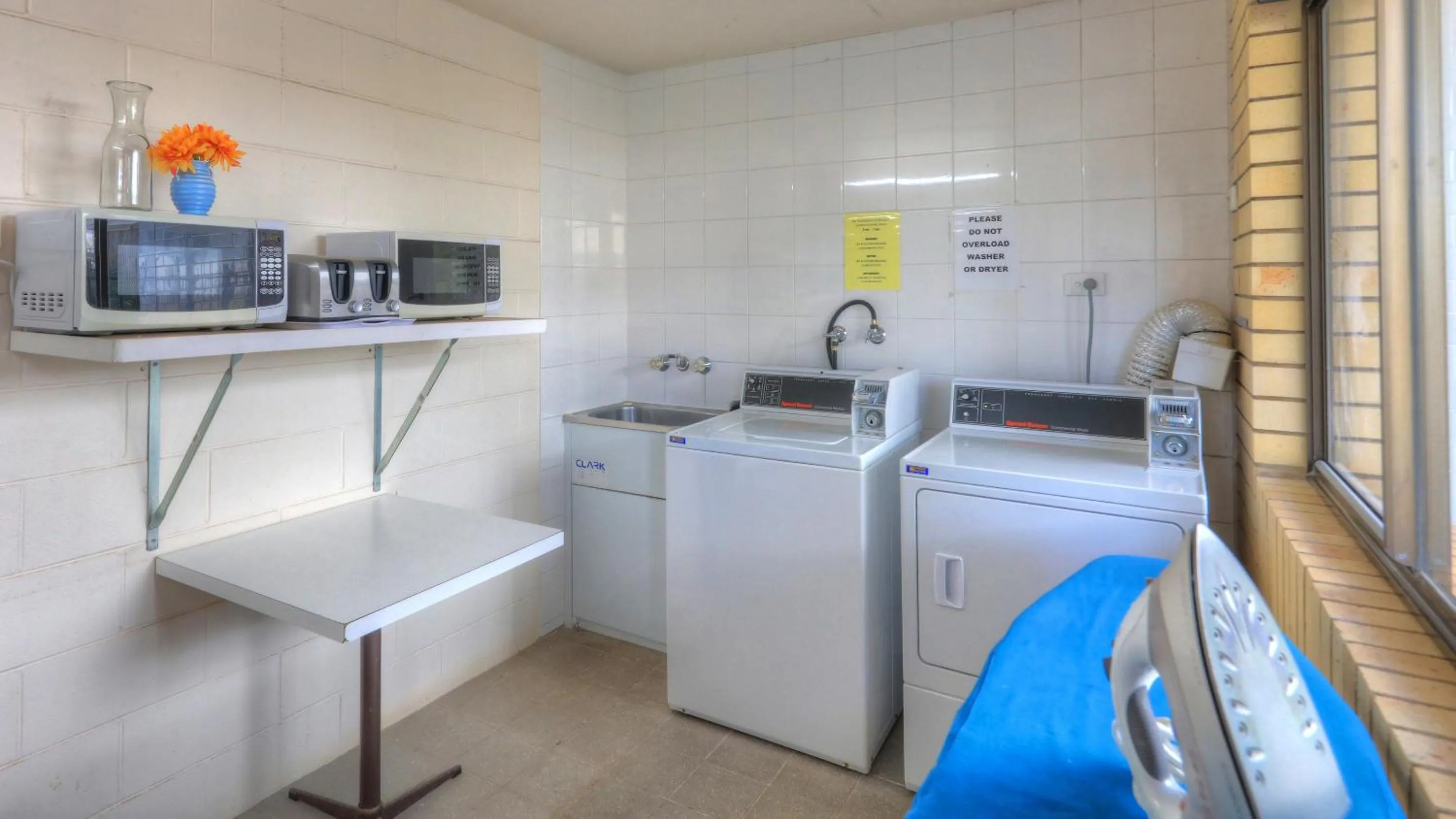 Communal kitchen in Bay Air Motel
