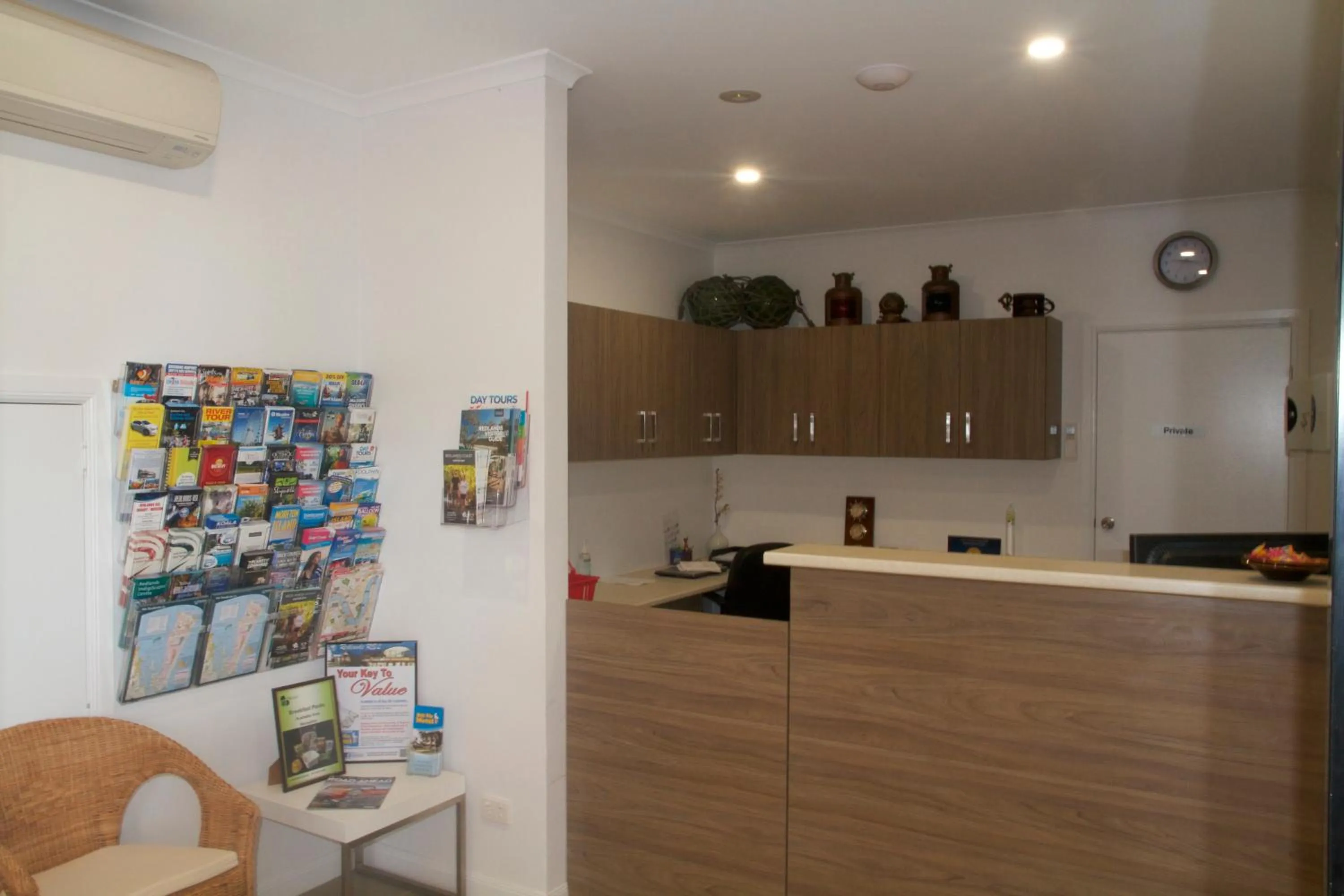 Lobby or reception in Bay Air Motel