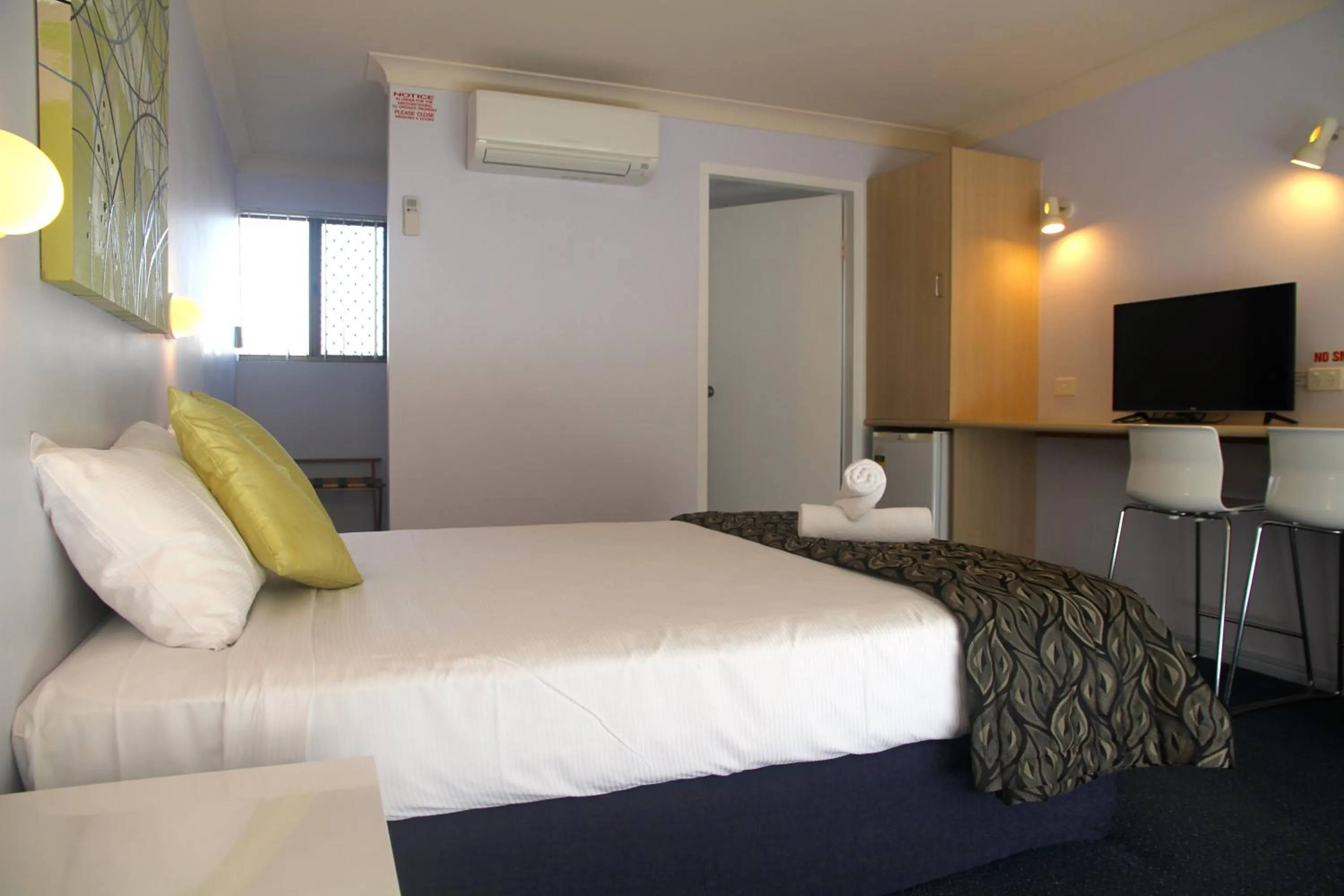 Shower, Bed in Bay Air Motel