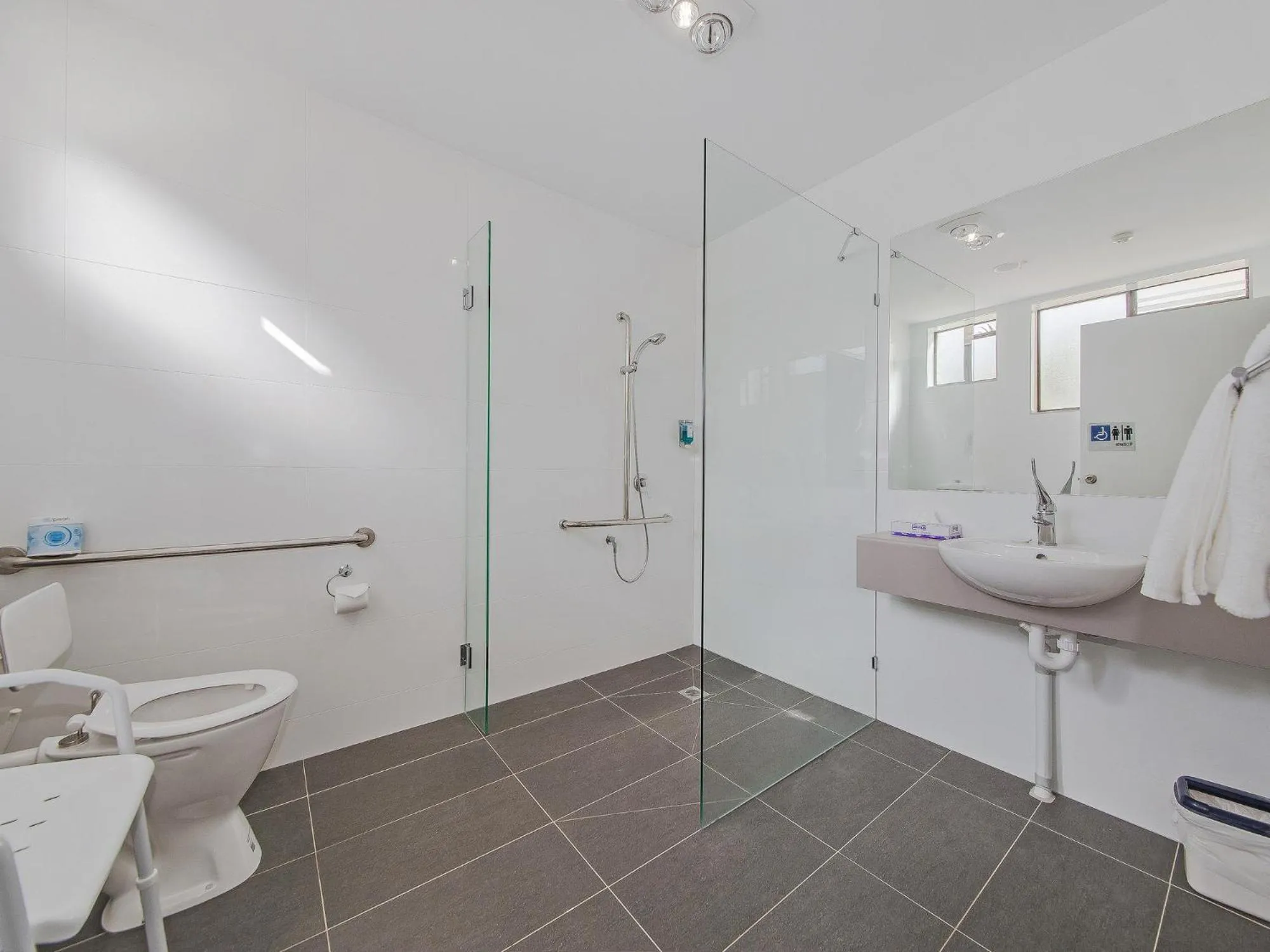 Shower in Bay Air Motel