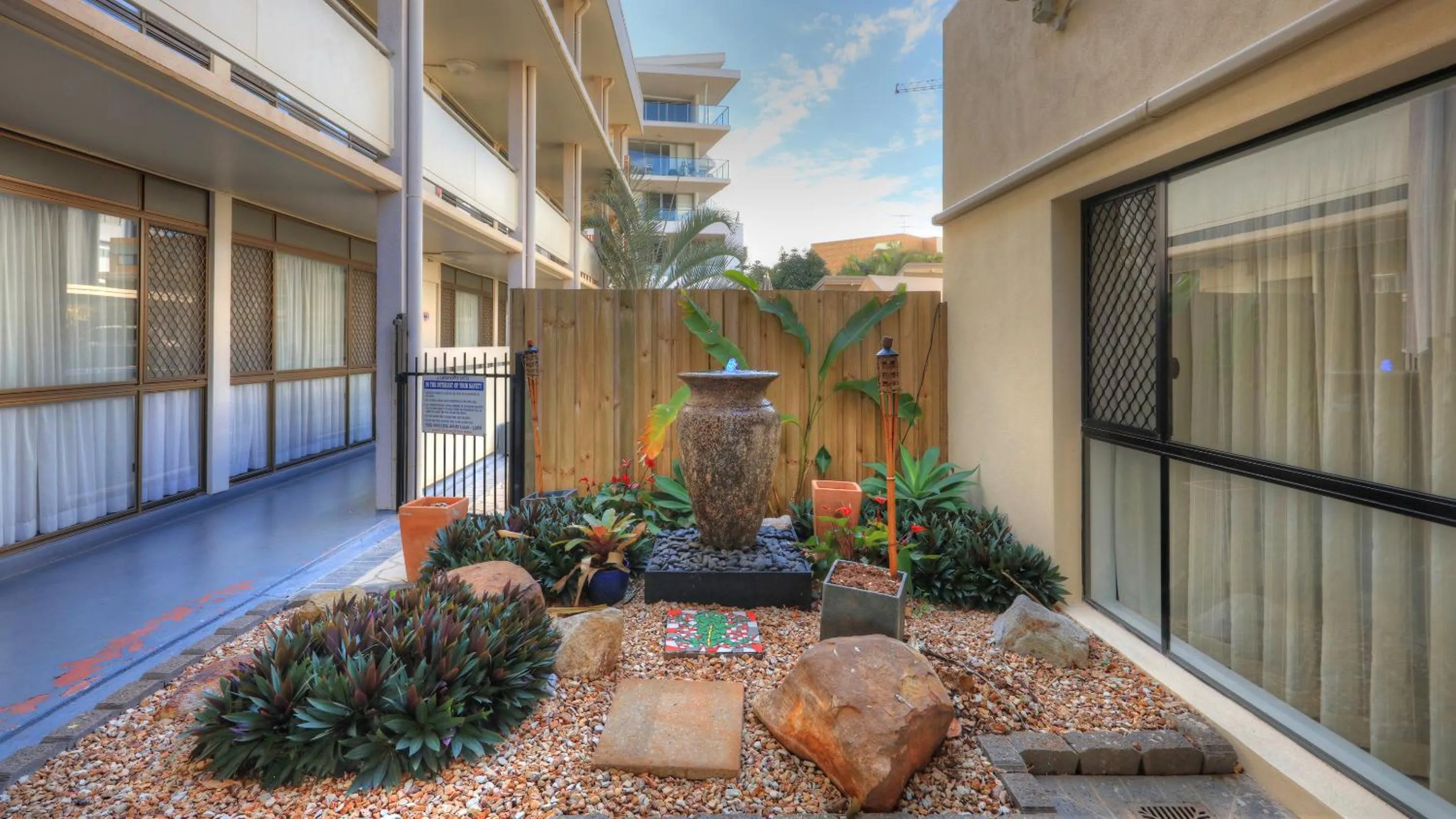 Facade/entrance in Bay Air Motel