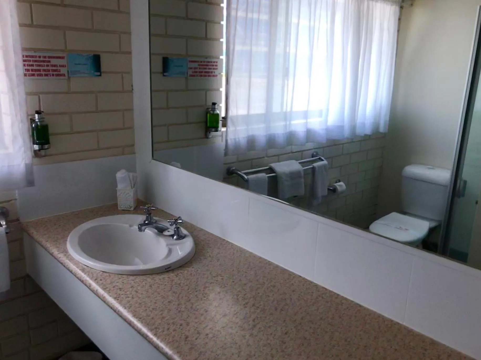 Shower in Bay Air Motel