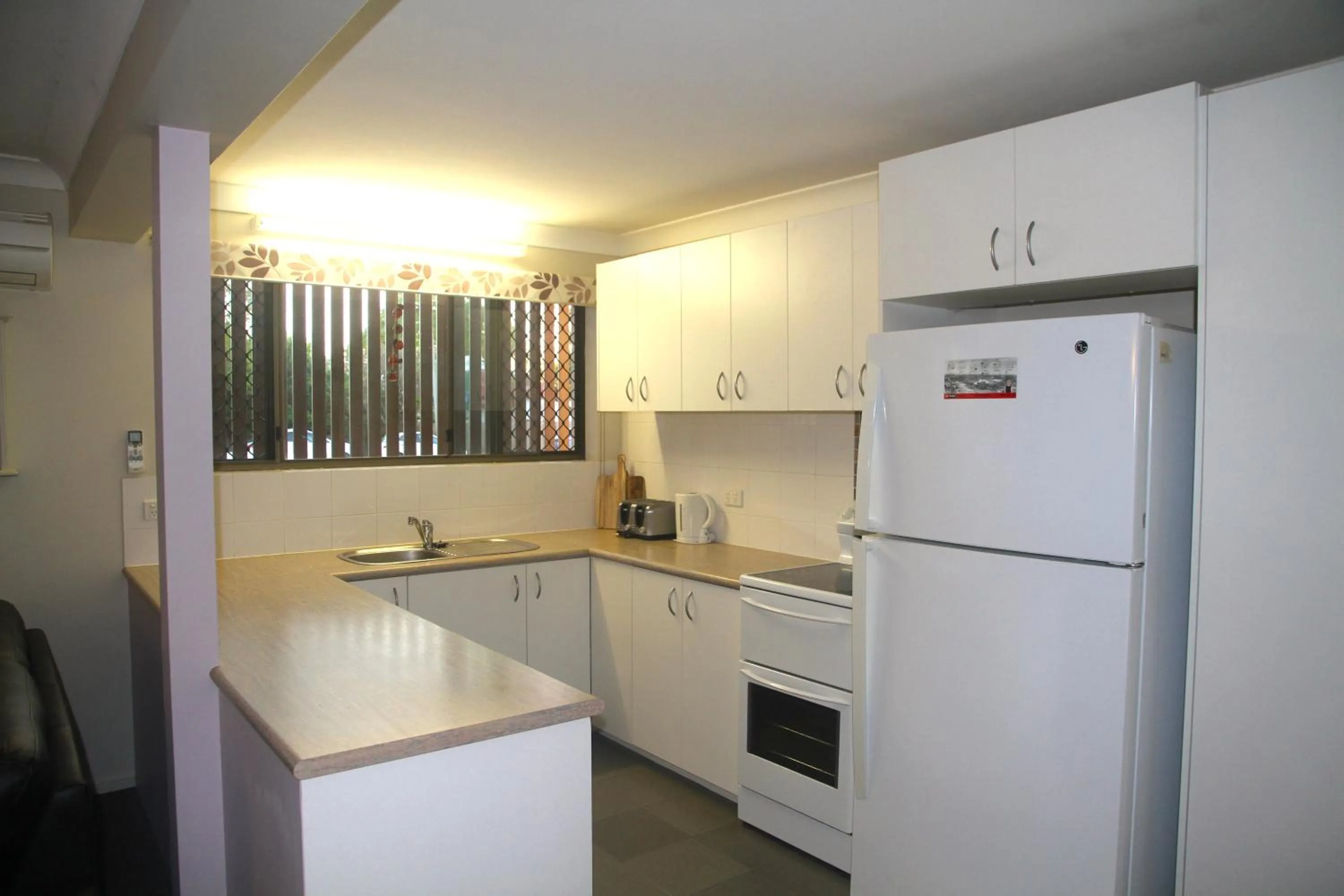 Coffee/tea facilities in Bay Air Motel