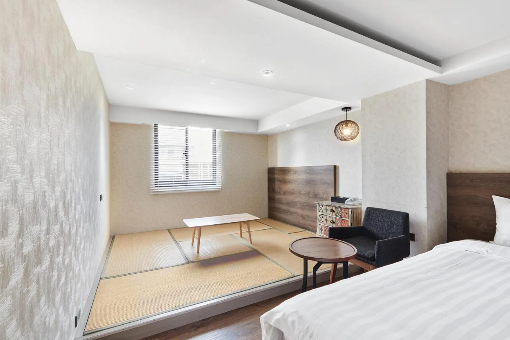 Seating area, Bed in Lan Kwai Fong Garden Hotel