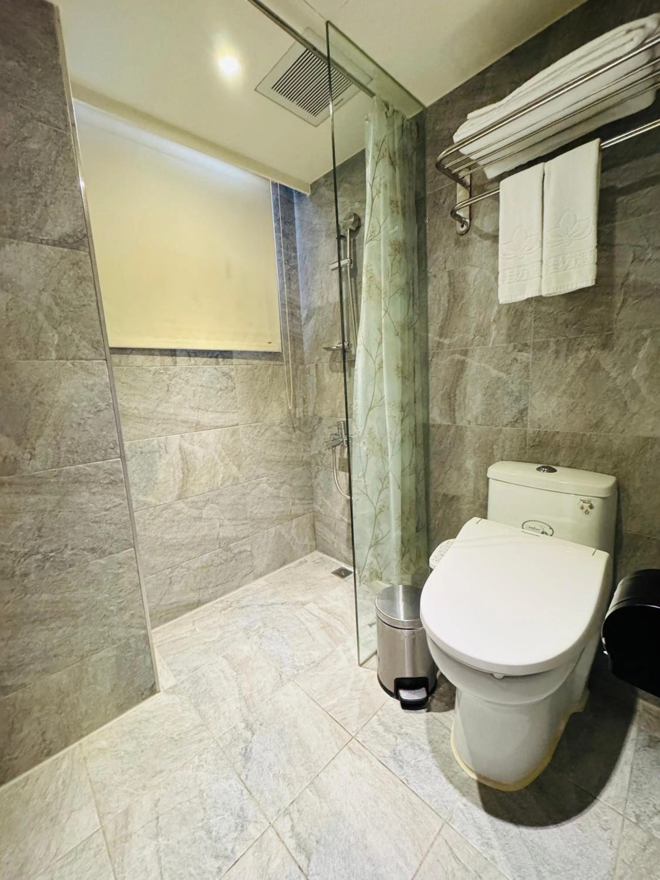 Shower in Lan Kwai Fong Garden Hotel
