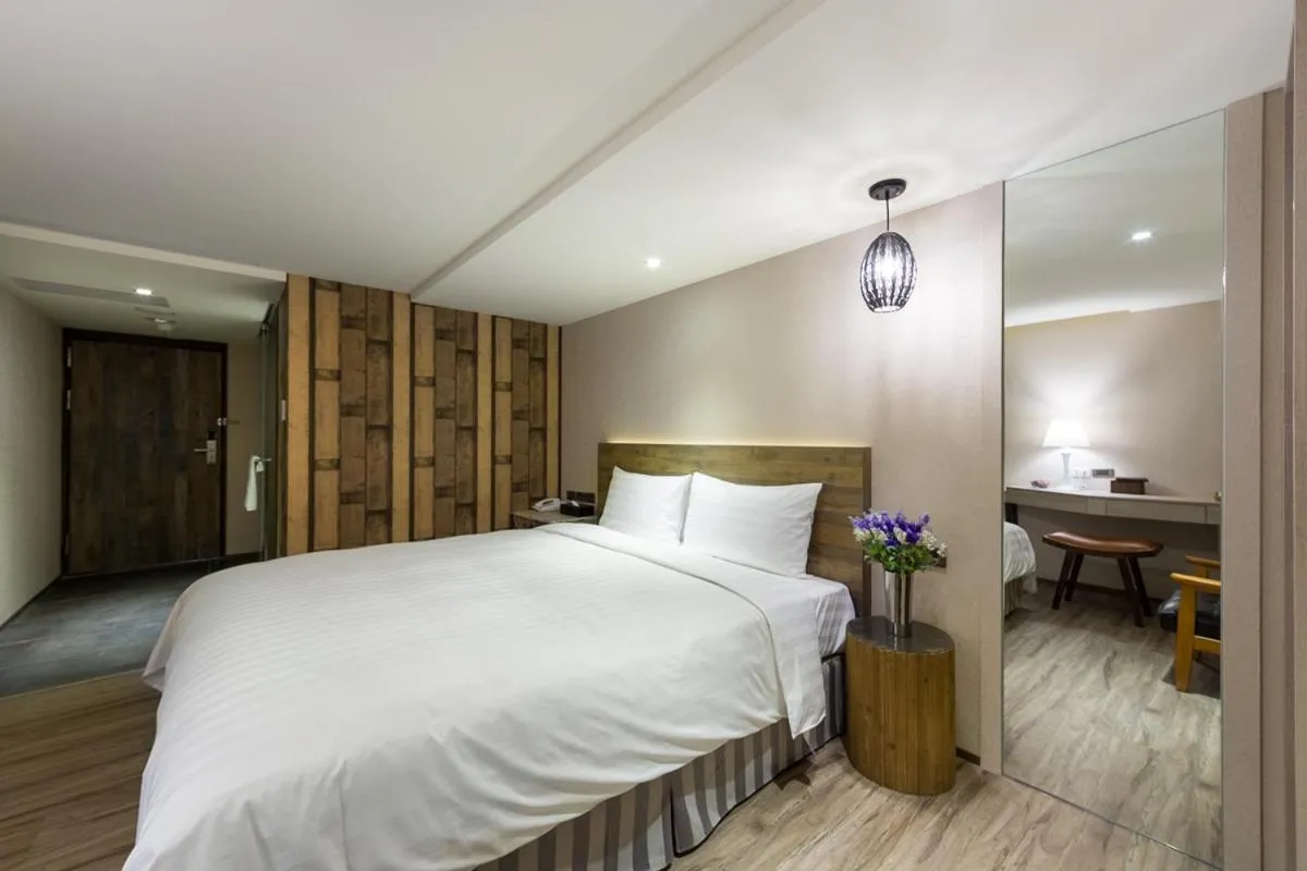 Bed in Lan Kwai Fong Garden Hotel