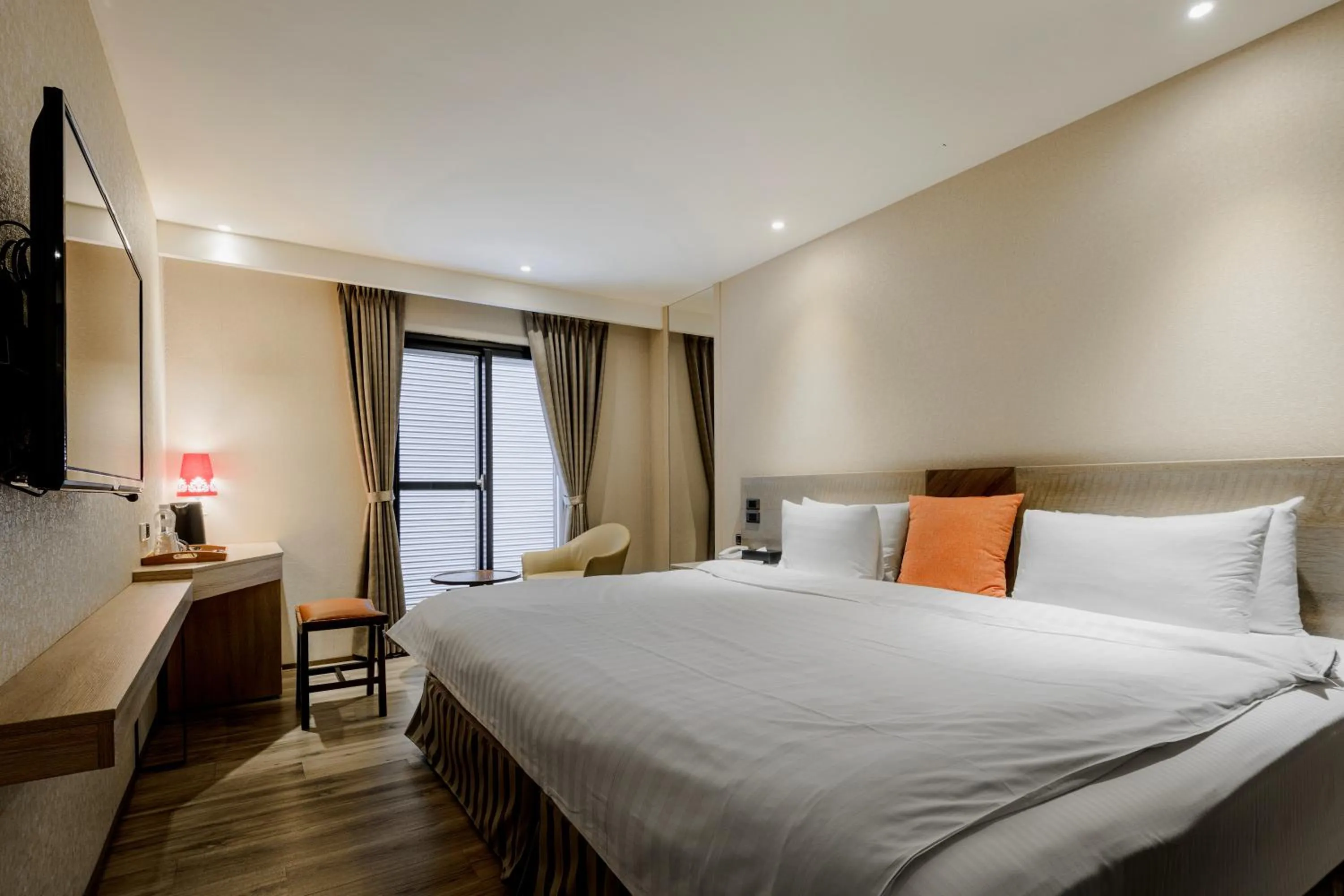 Bedroom, Bed in Lan Kwai Fong Garden Hotel