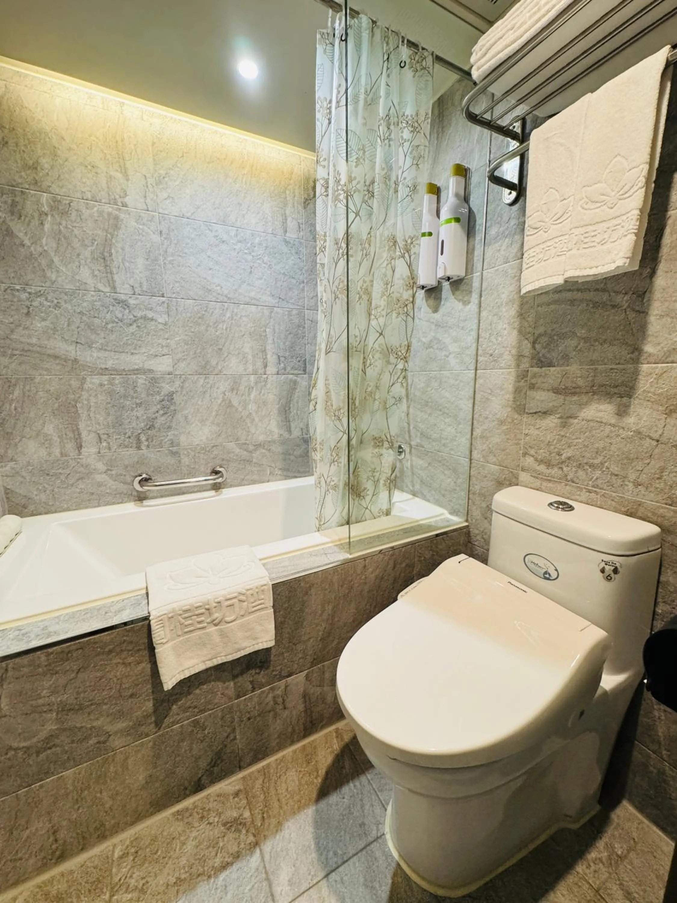 Shower in Lan Kwai Fong Garden Hotel