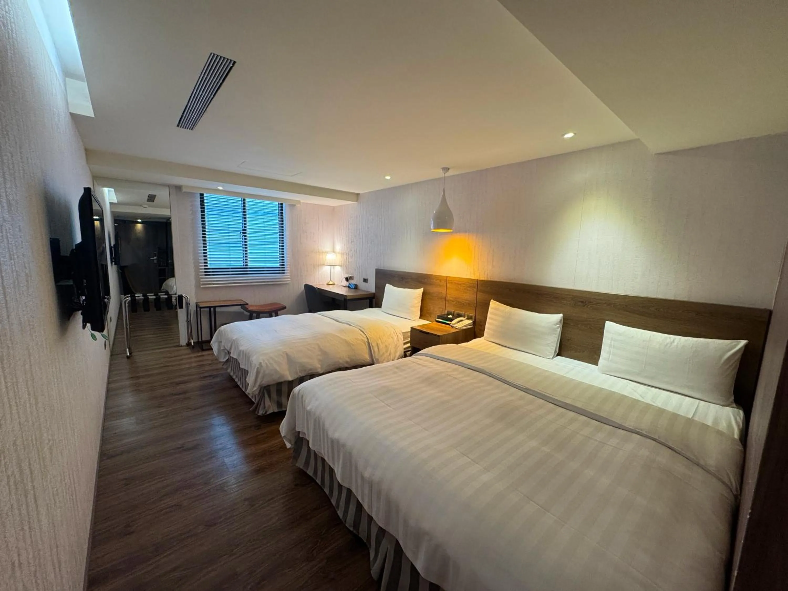 Photo of the whole room, Bed in Lan Kwai Fong Garden Hotel