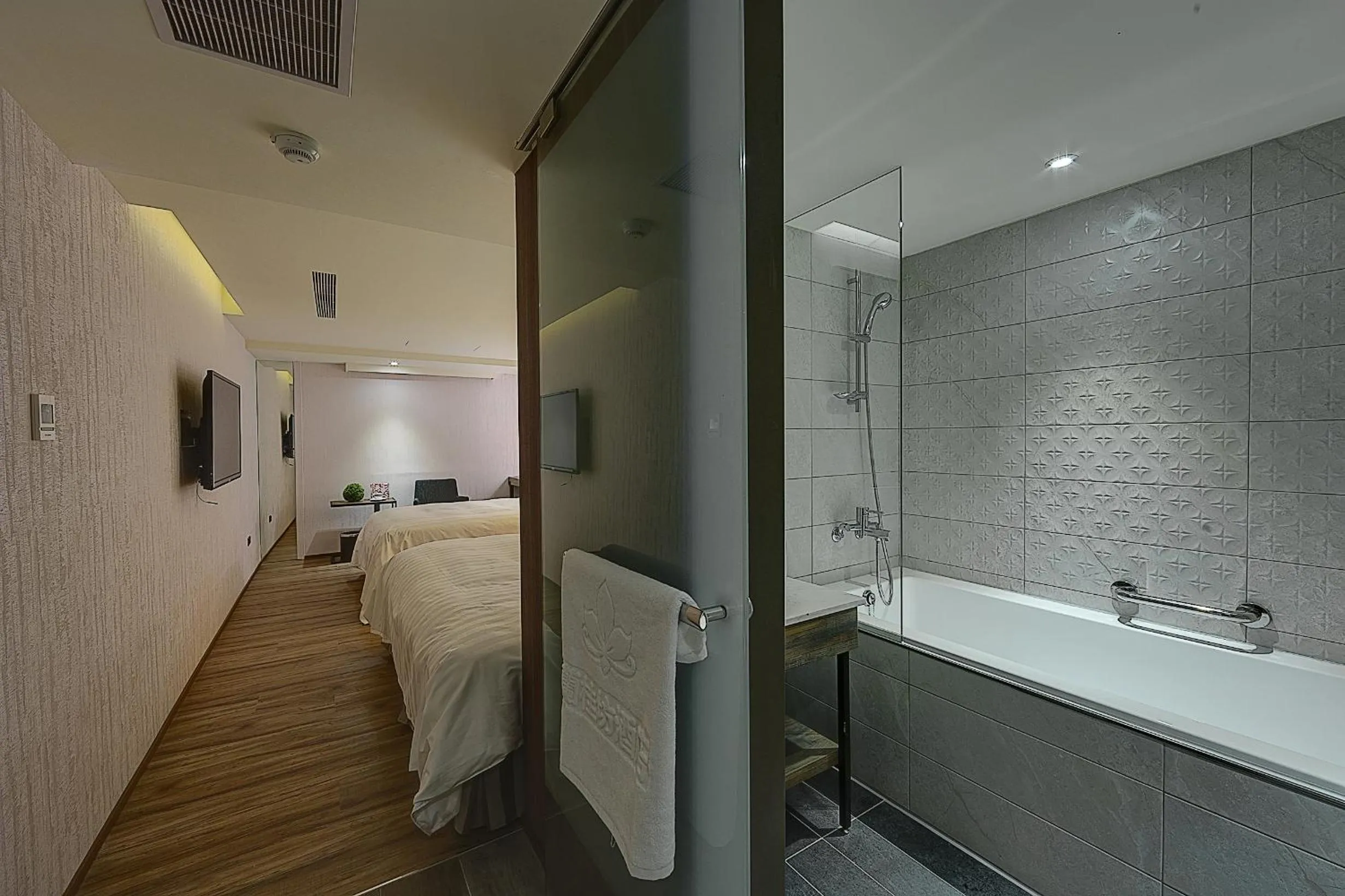 Bathroom, Bed in Lan Kwai Fong Garden Hotel