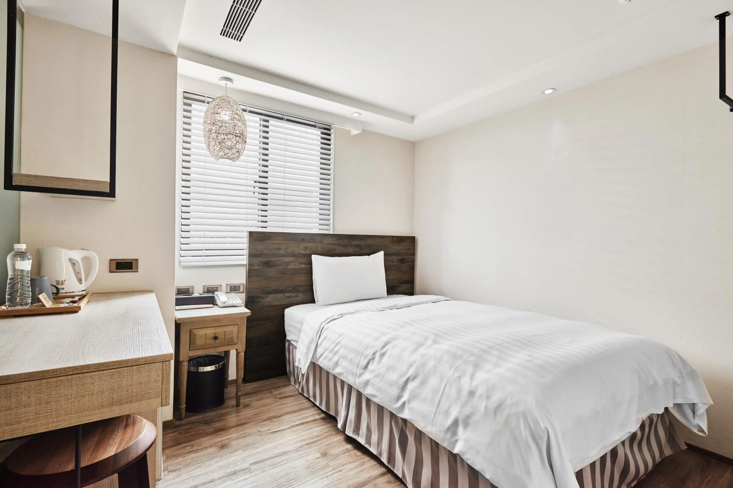 Bedroom, Bed in Lan Kwai Fong Garden Hotel