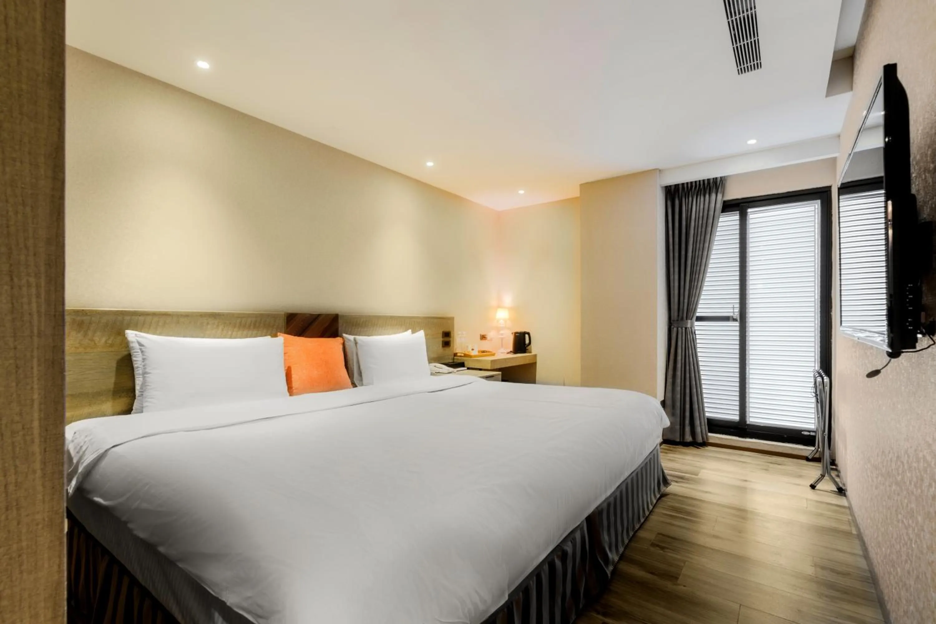 Bedroom, Bed in Lan Kwai Fong Garden Hotel