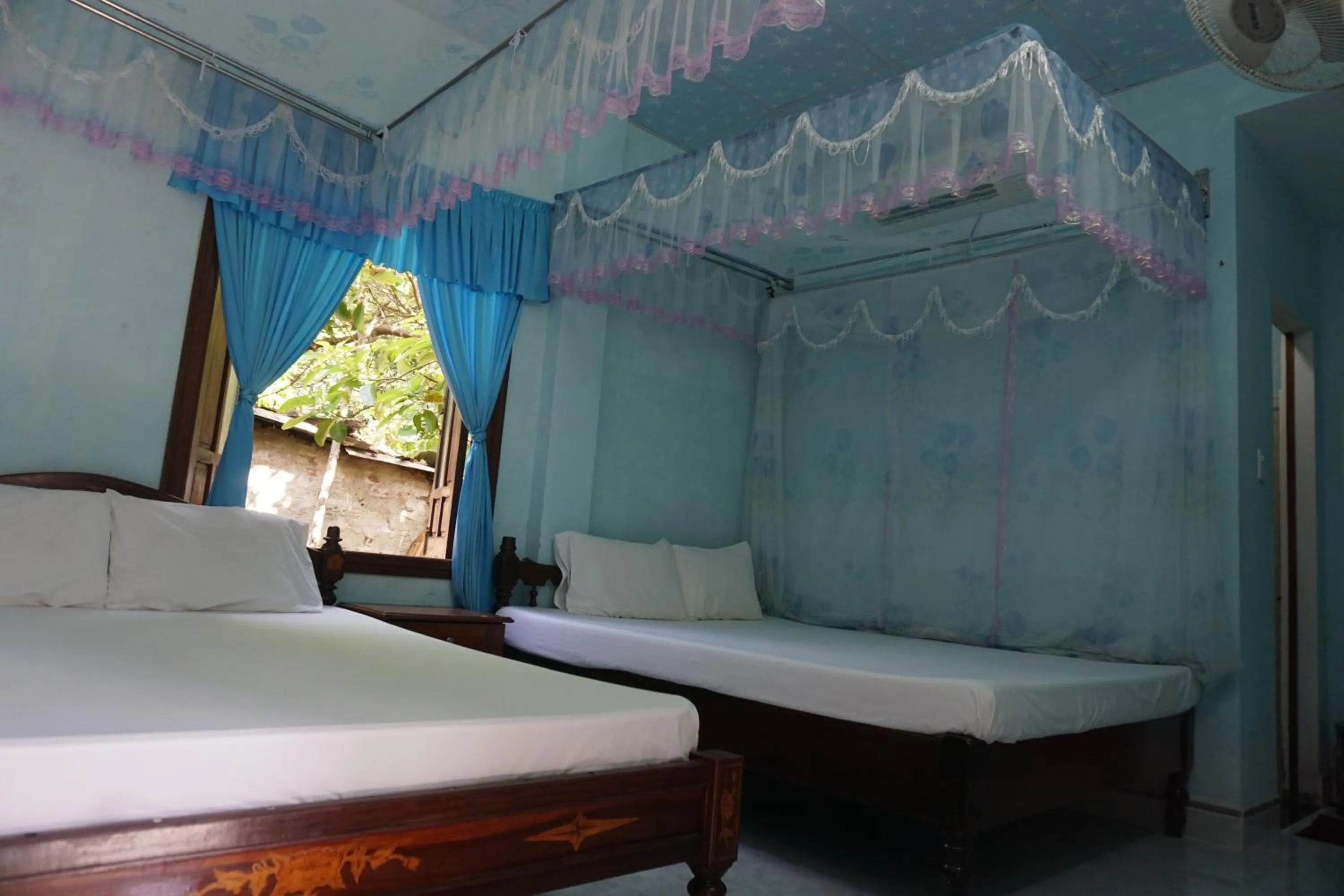 Bed in Cham Island Smiles Homestay