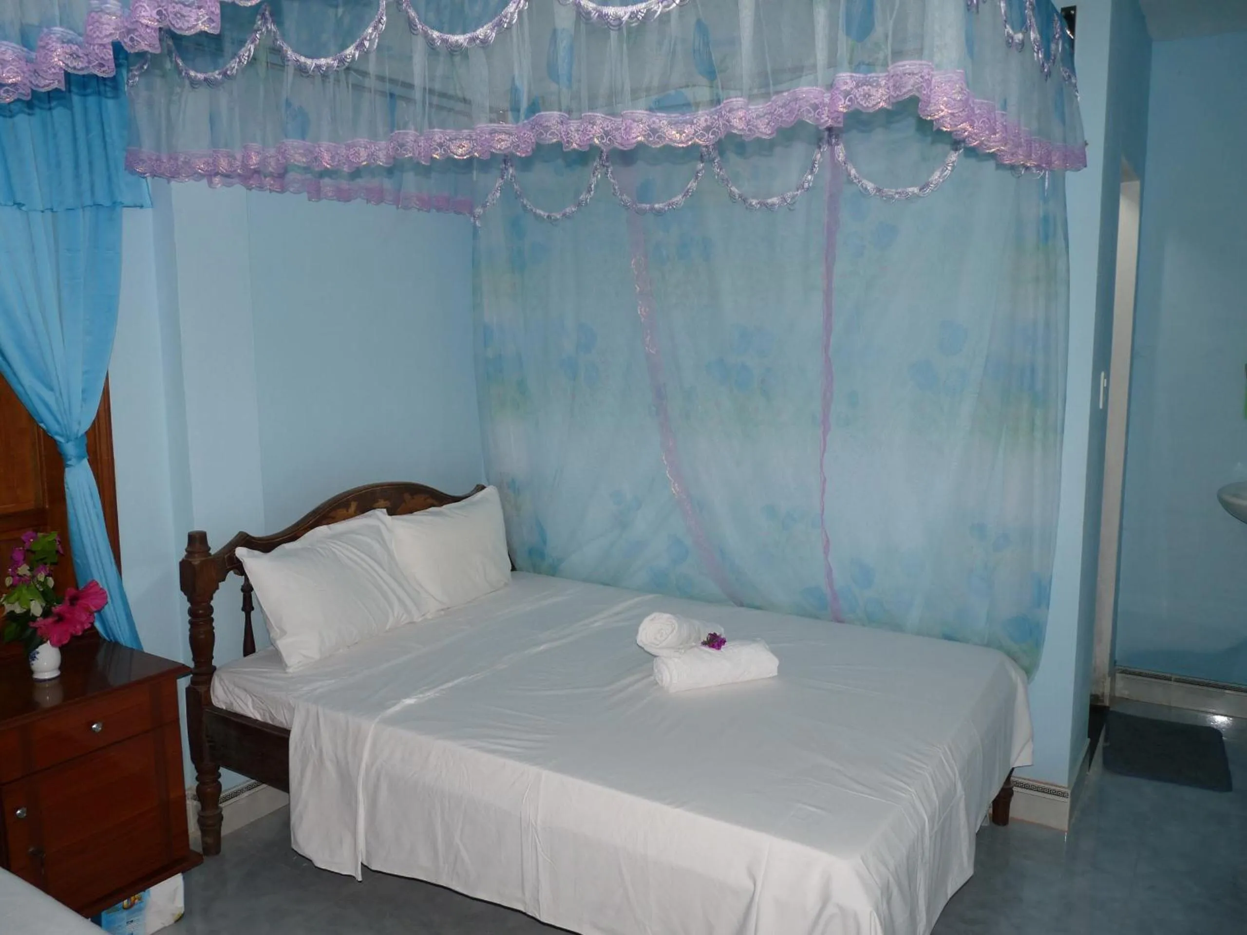 Bed in Cham Island Smiles Homestay