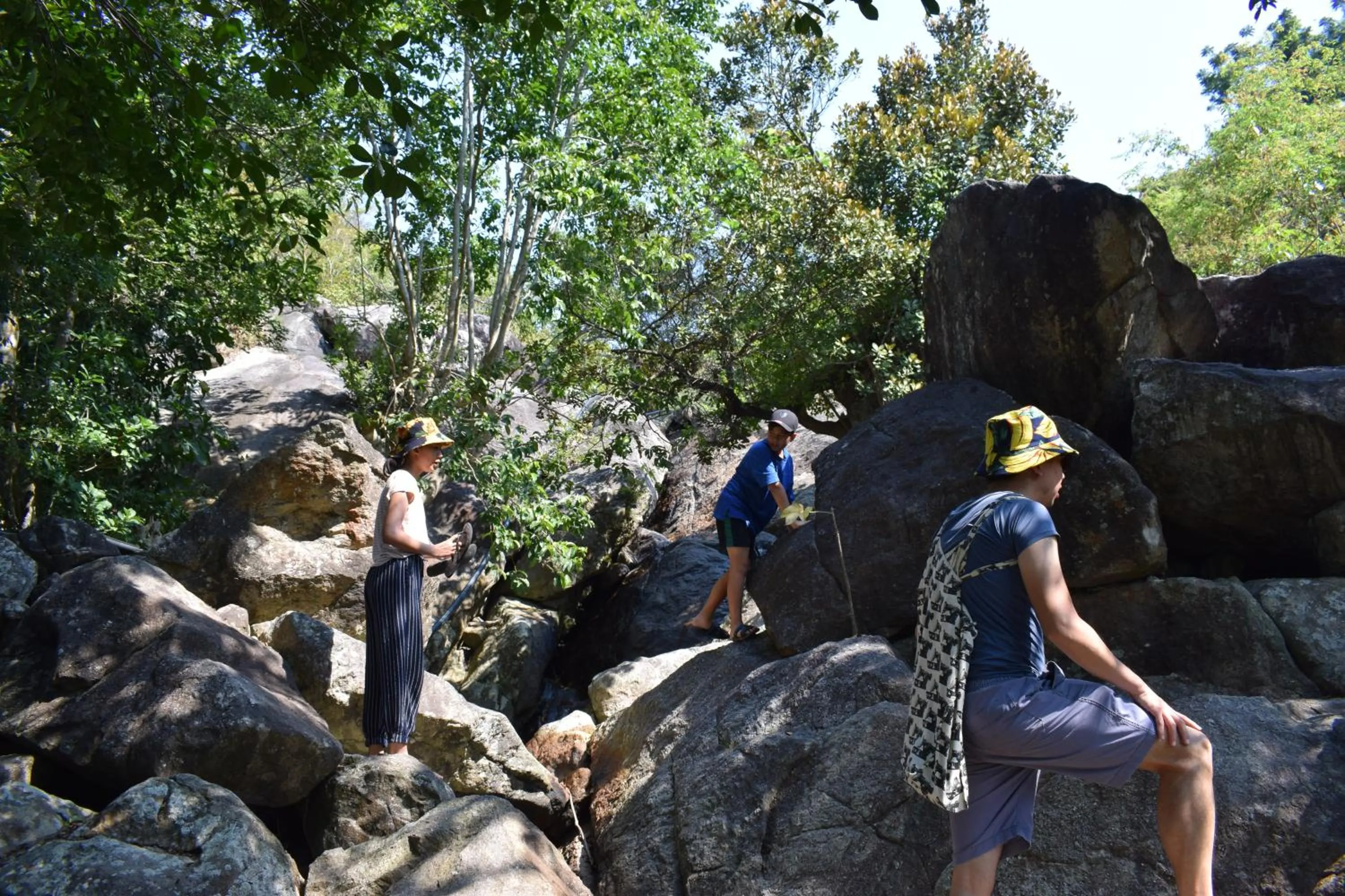 People in Cham Island Smiles Homestay