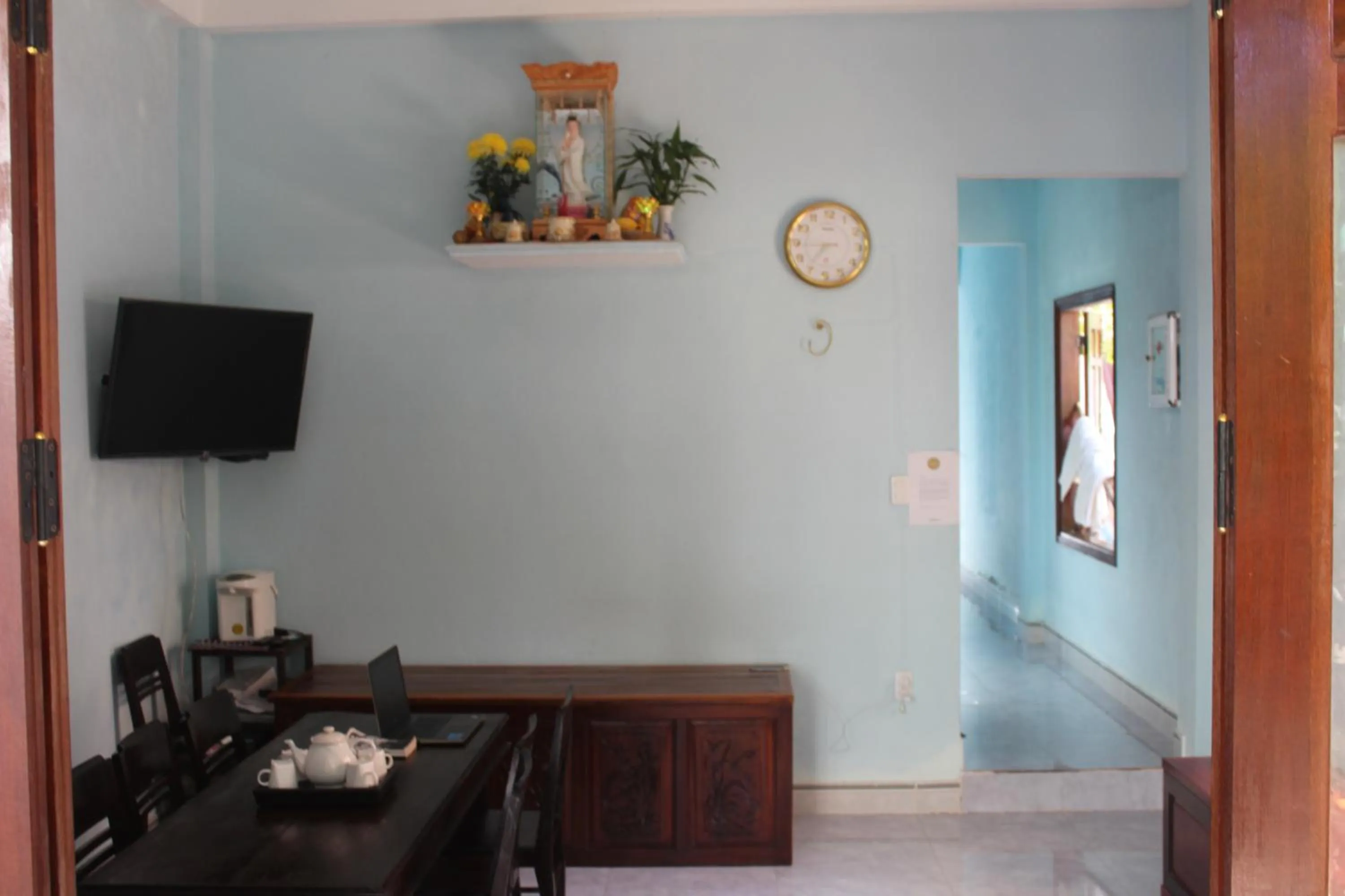 Communal lounge/ TV room in Cham Island Smiles Homestay