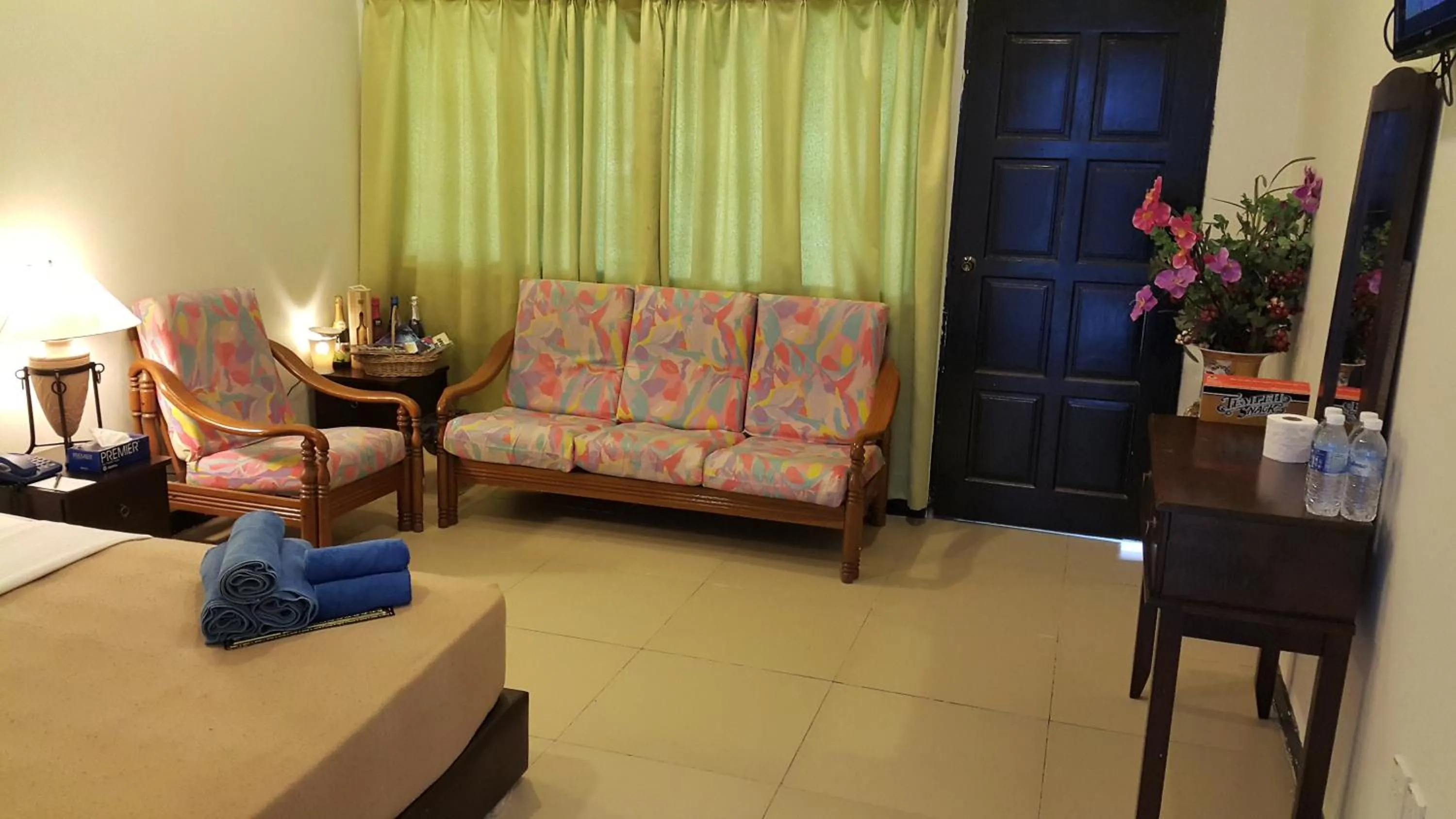 Photo of the whole room in Crystal Hill R