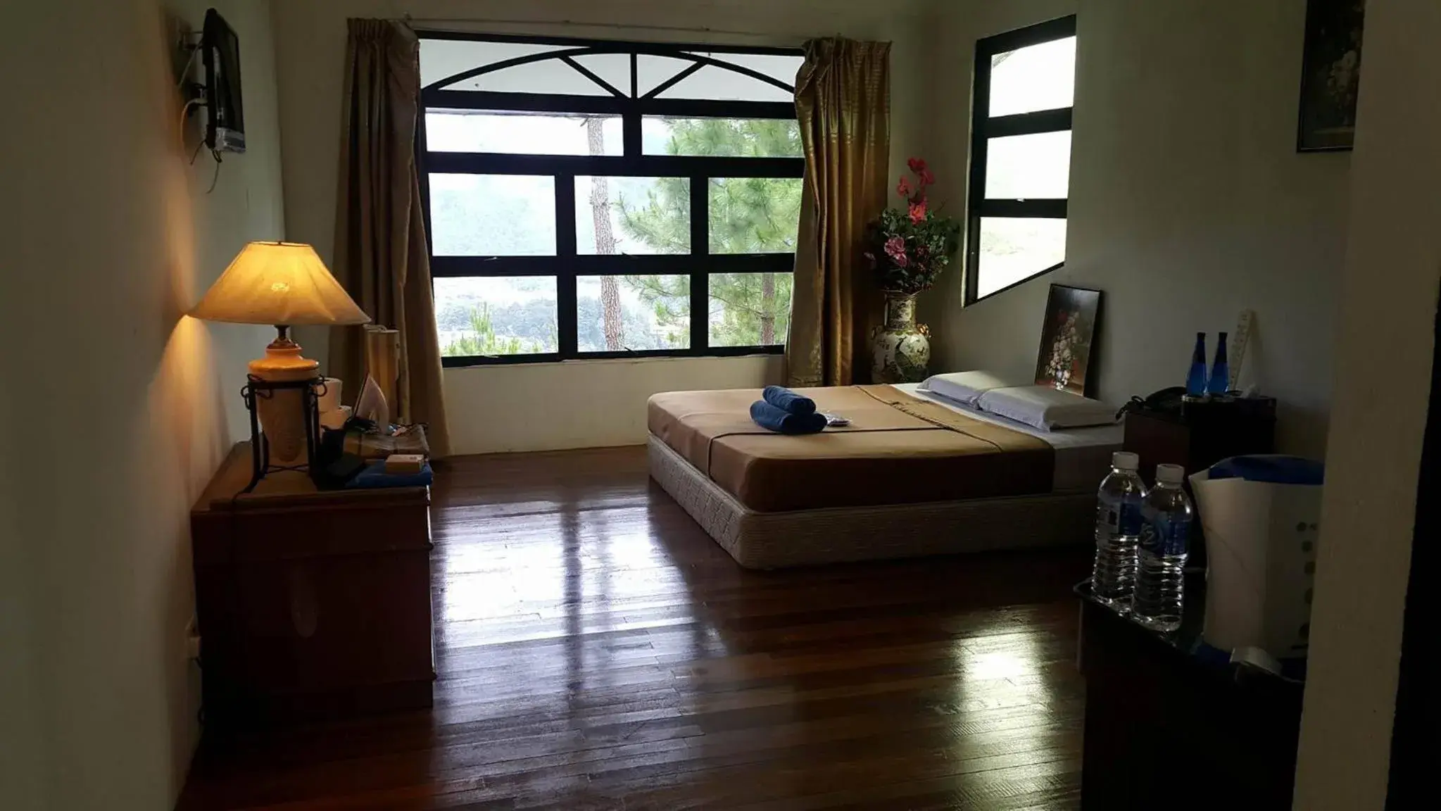 Premier King Room in Crystal Hill R Premier King Room in Crystal Hill R