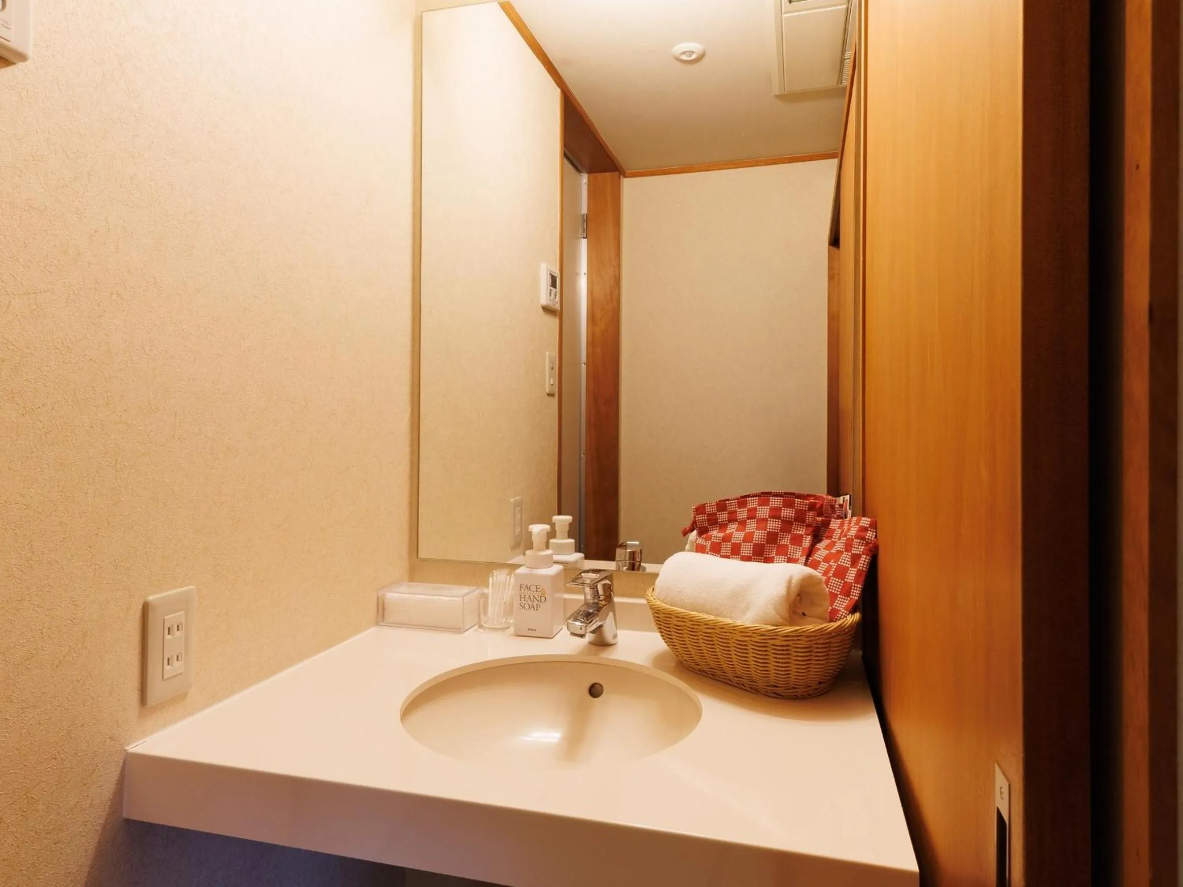 Photo of the whole room in Suwa Grand Shrine Kameya Inn