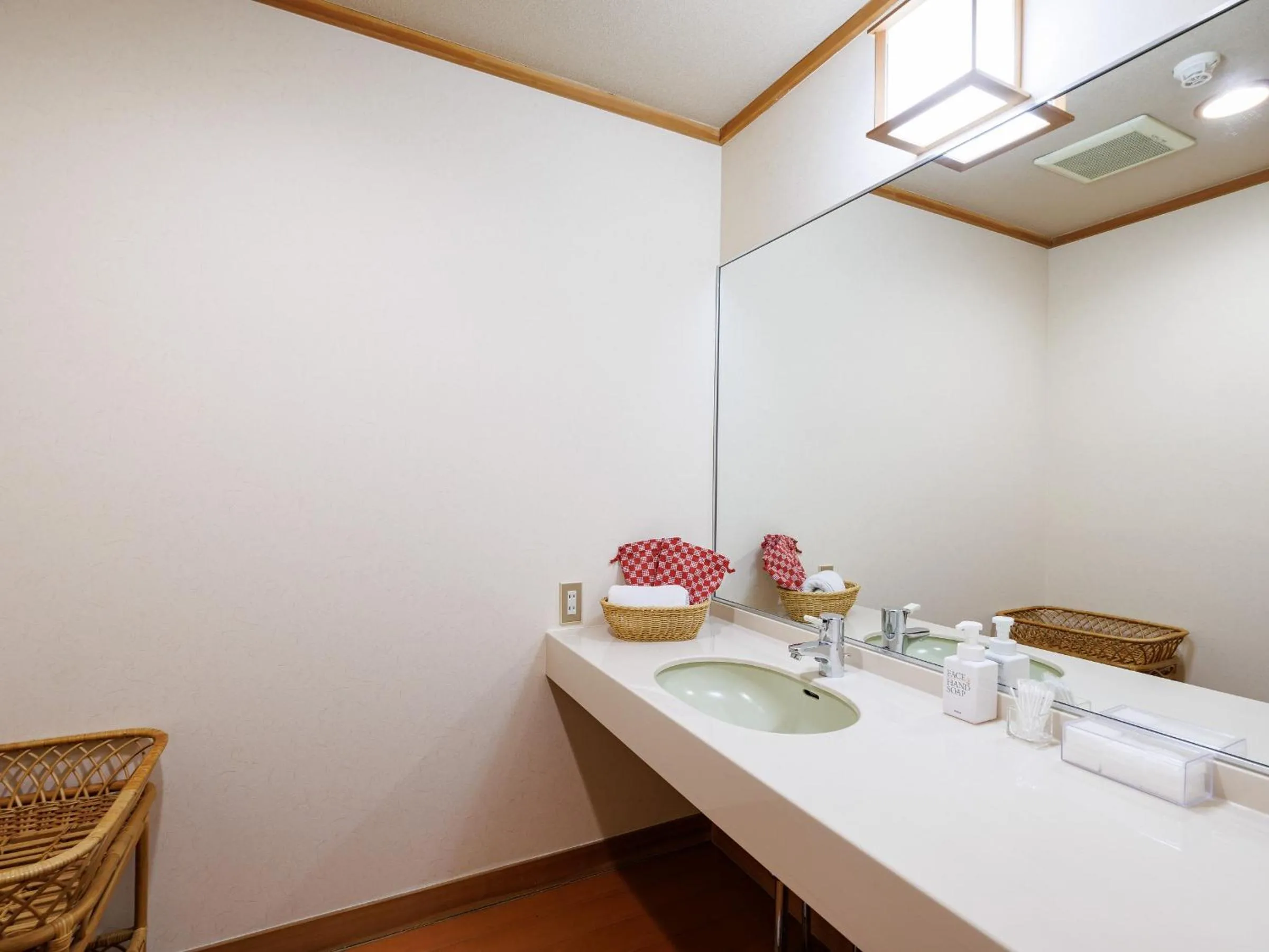 Photo of the whole room in Suwa Grand Shrine Kameya Inn