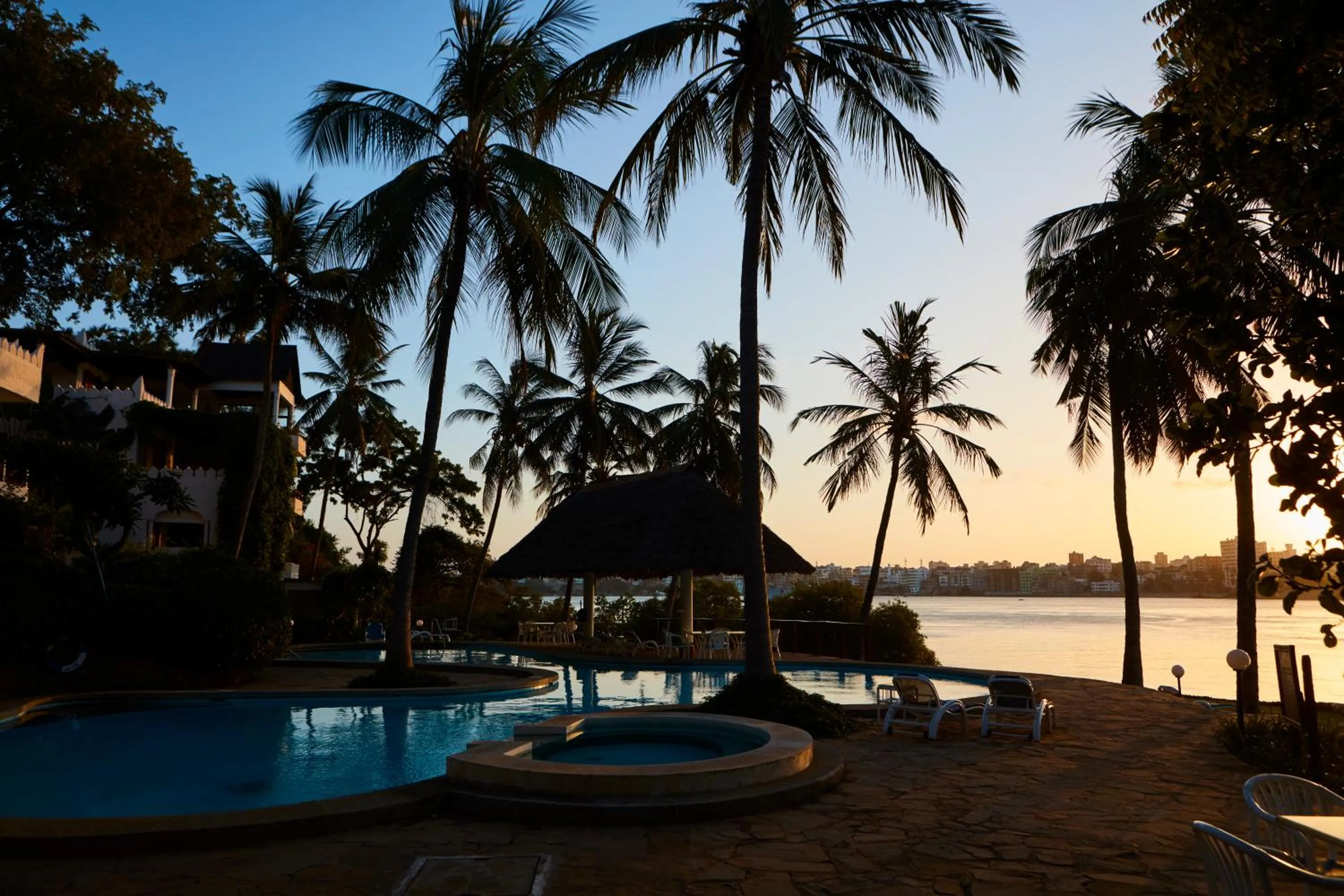 Restaurant/places to eat in Tamarind Village Hotel Apartments