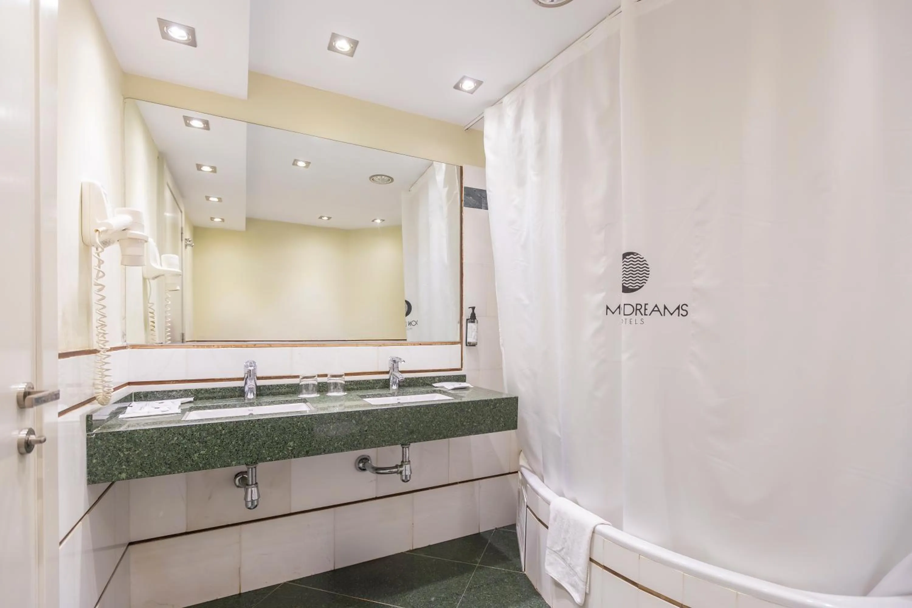 Bathroom in Hotel Moon Dreams Portomagno