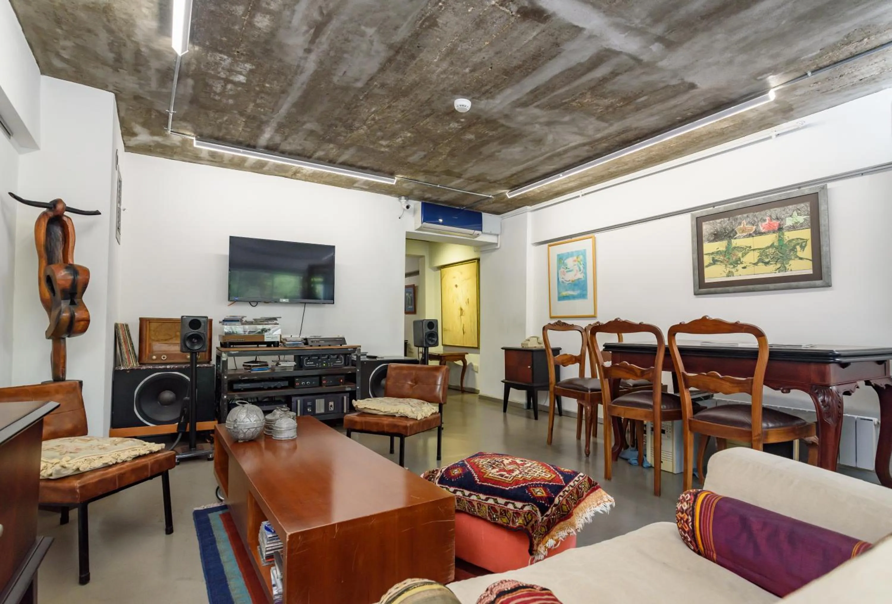 Communal lounge/ TV room in Numi Hotel