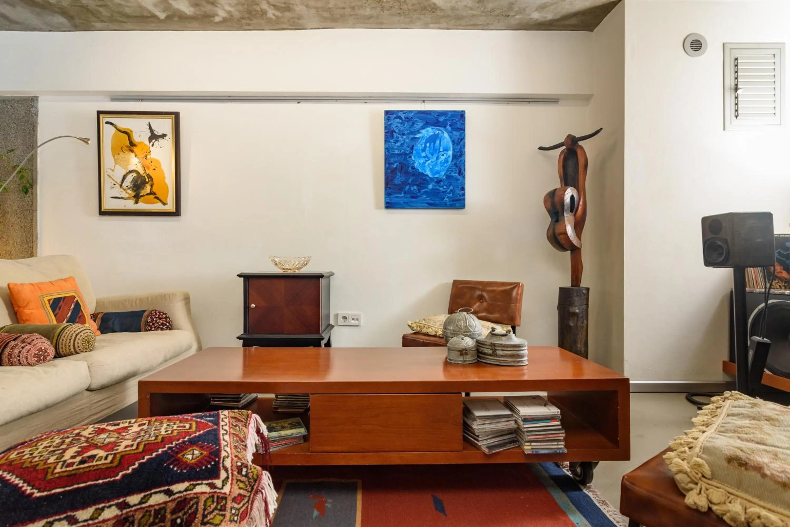 Communal lounge/ TV room in Numi Hotel