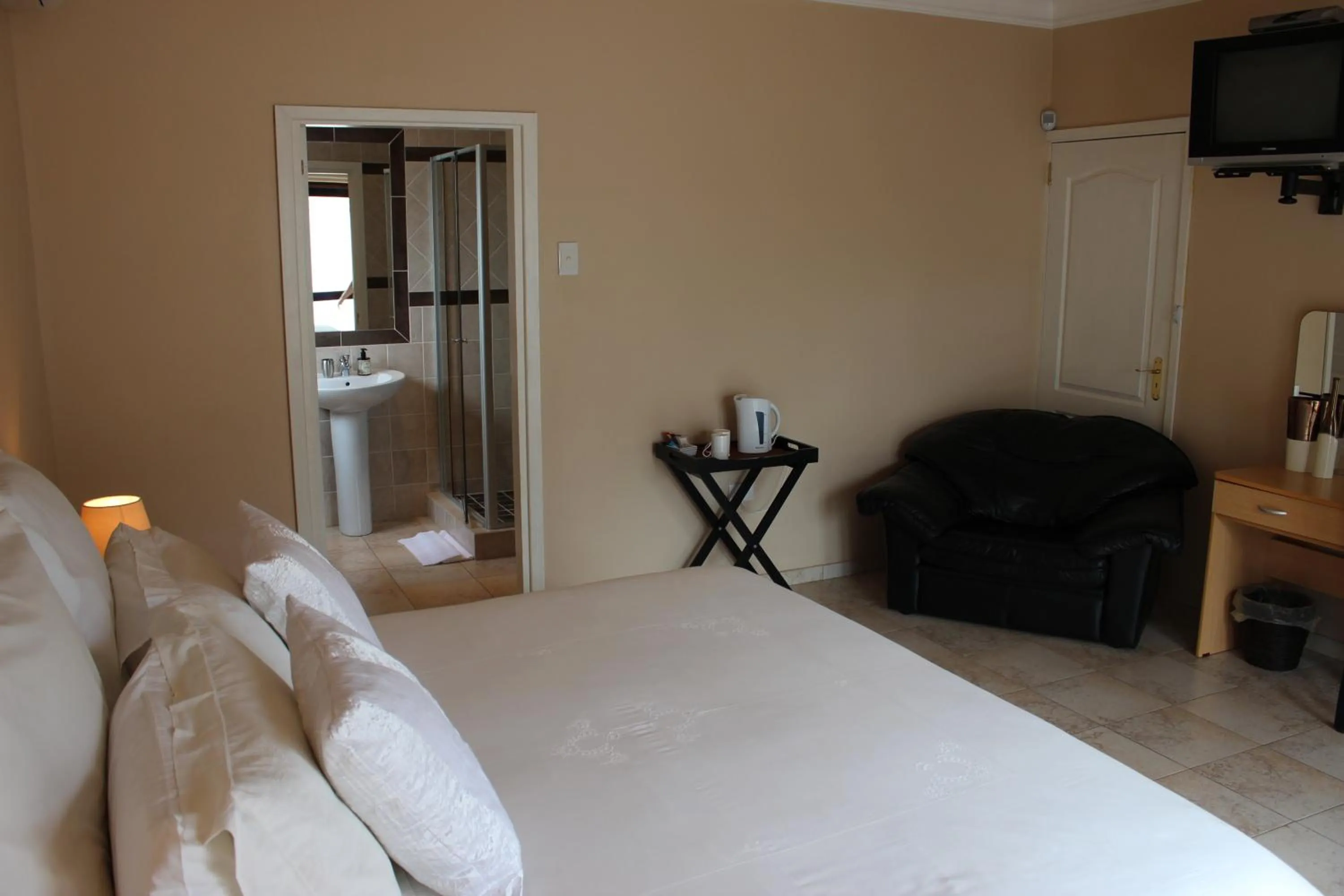 Photo of the whole room, Bed in Almost Heaven