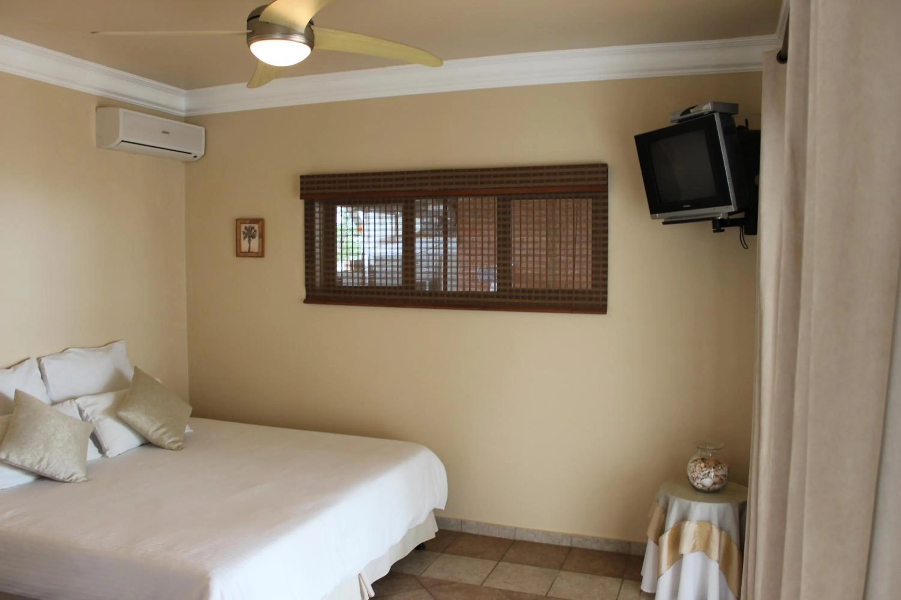 Bedroom, Bed in Almost Heaven