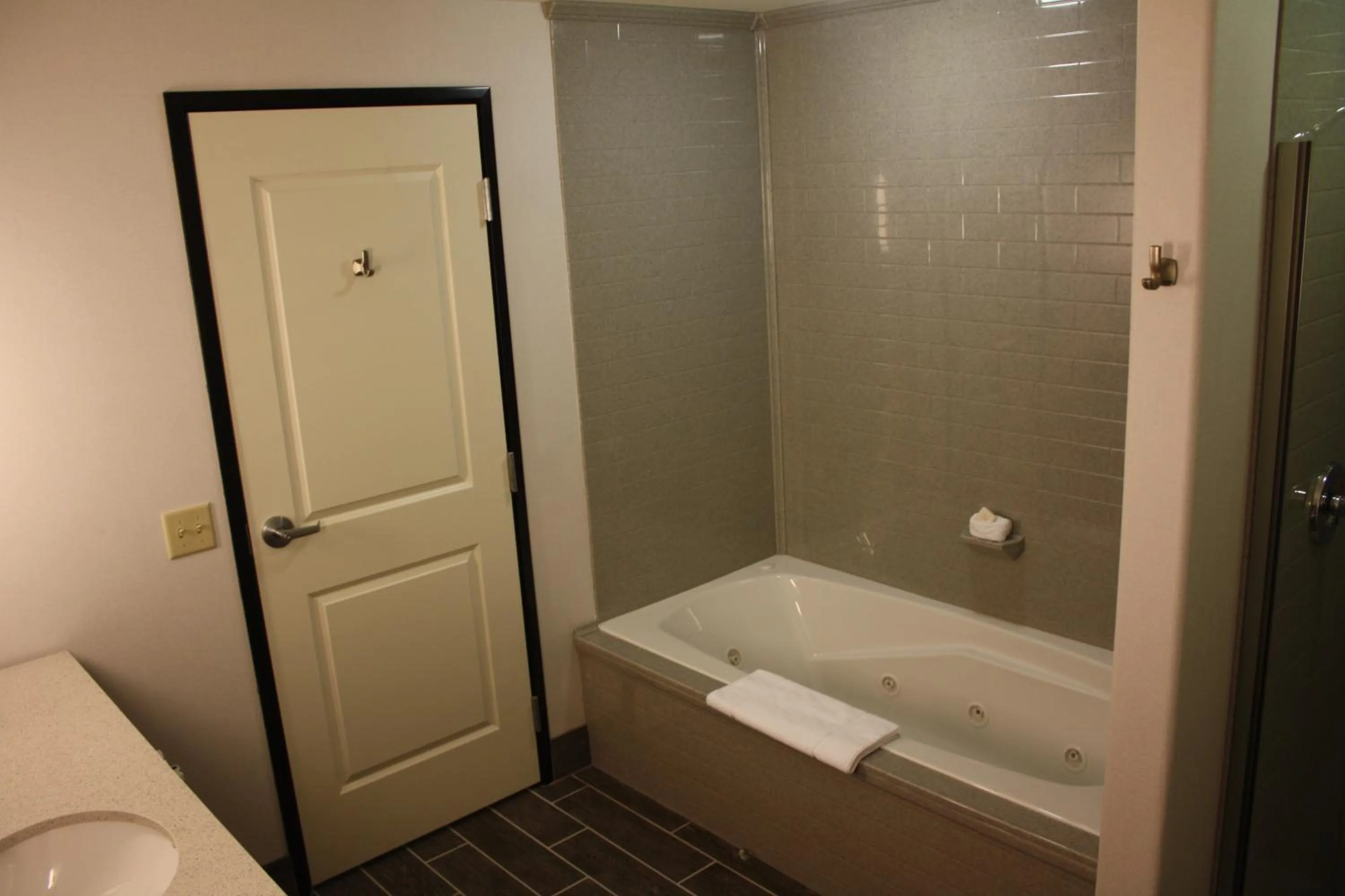 Shower, Bathroom in The Heritage Inn & Suites, Ascend Hotel Collection