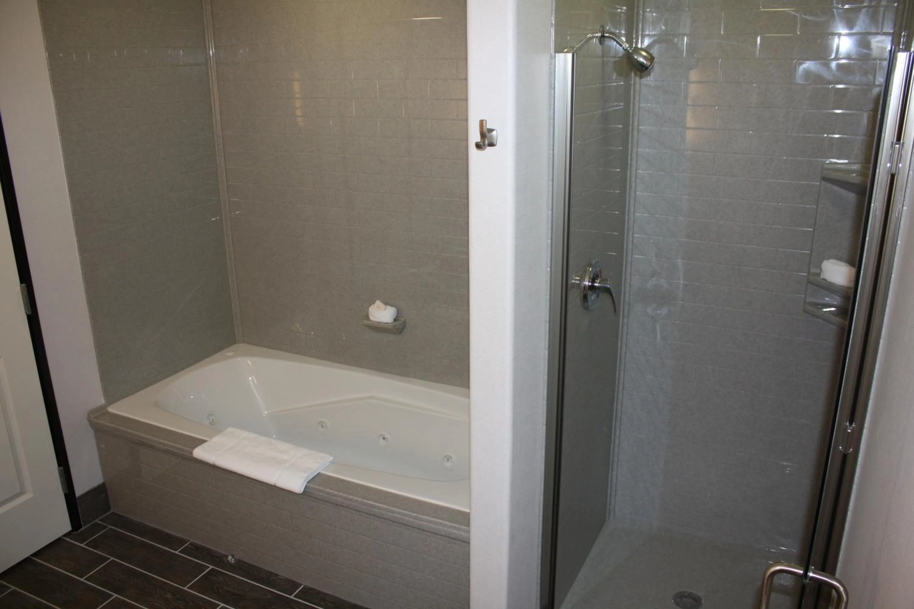 Shower, Bathroom in The Heritage Inn & Suites, Ascend Hotel Collection