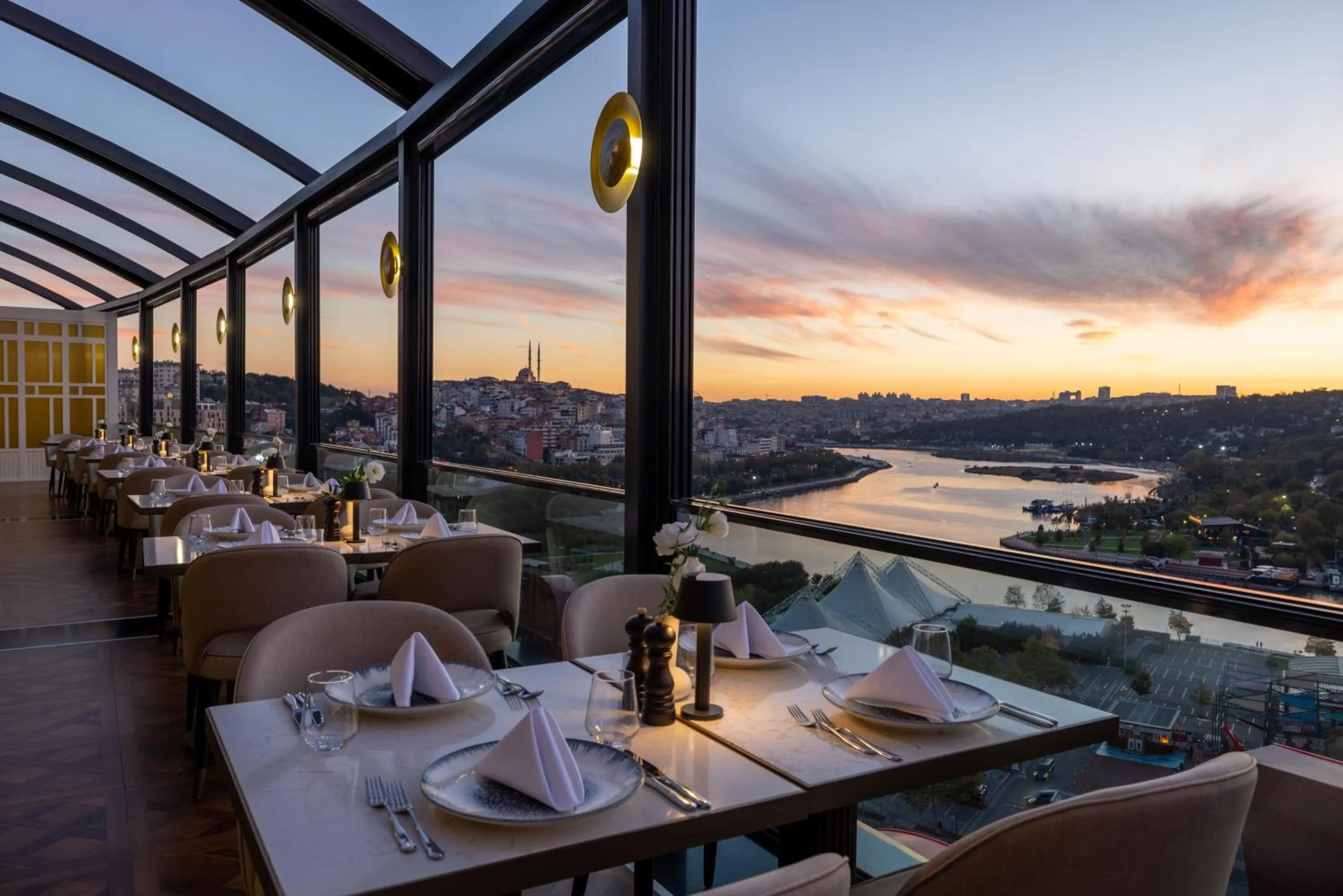 Restaurant/places to eat in Clarion Hotel Golden Horn