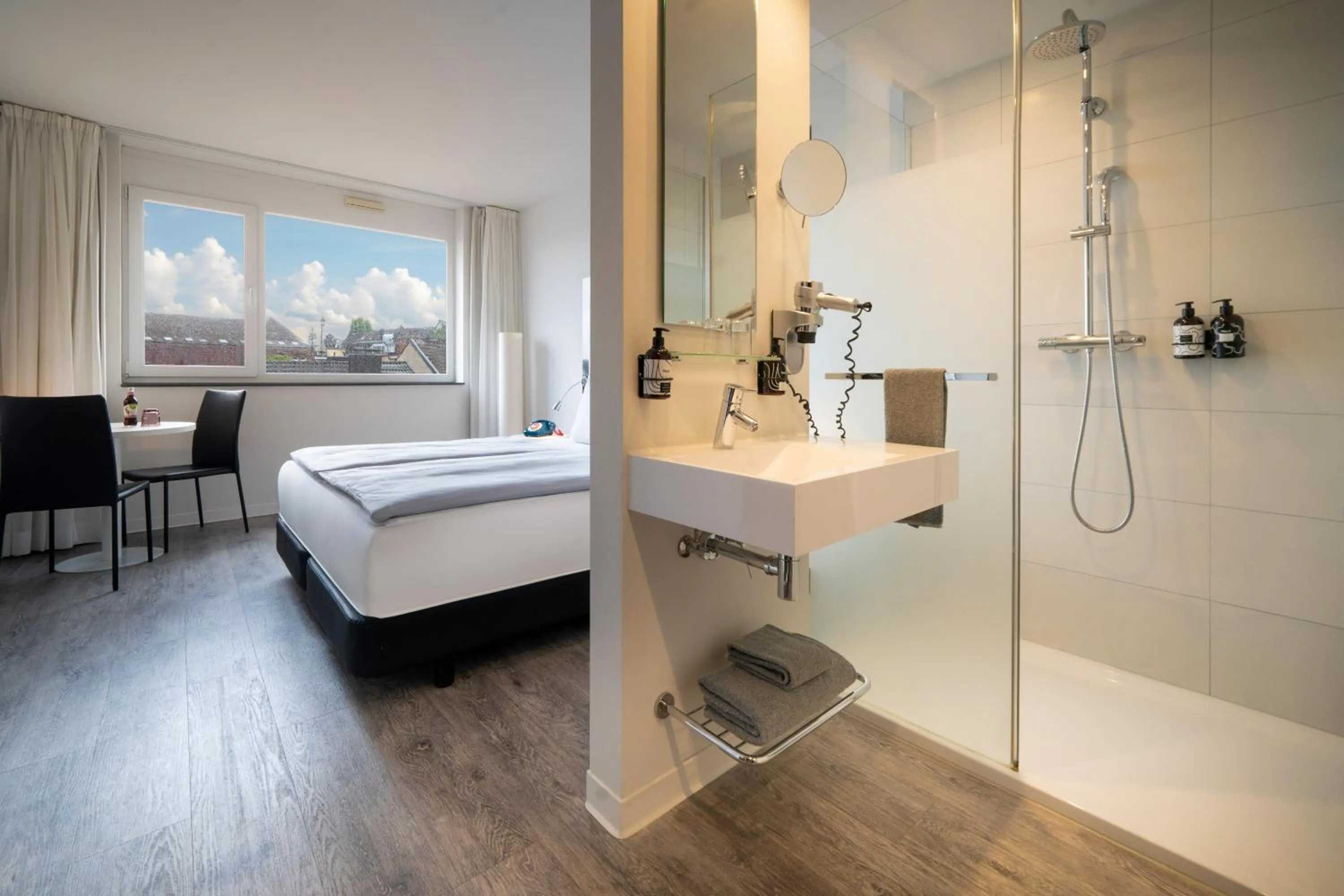 Shower, Bed in INNSiDE by Meliá Aachen