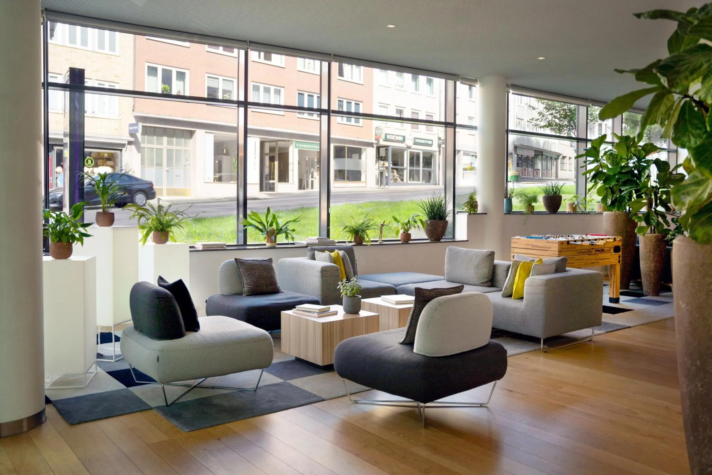 Lobby or reception in INNSiDE by Meliá Aachen