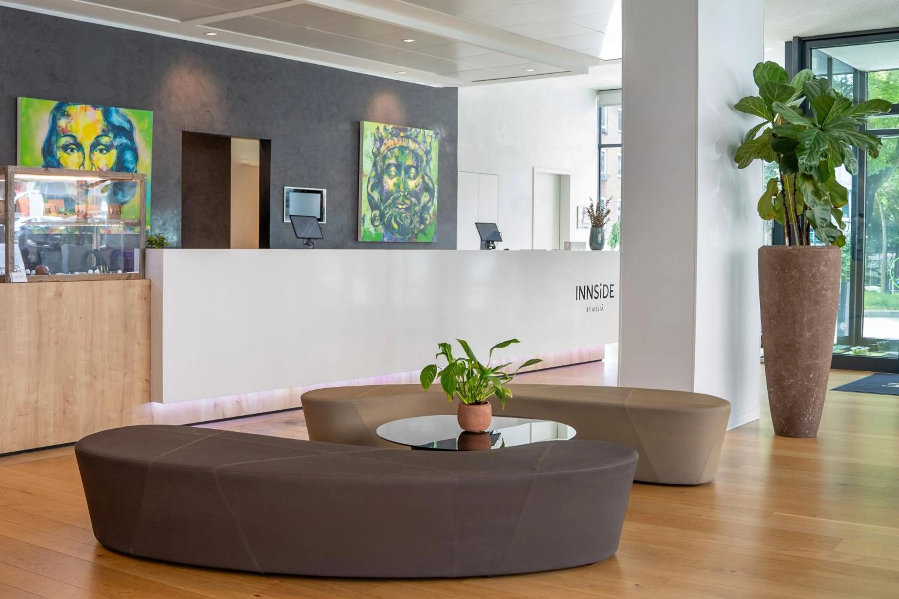 Lobby or reception in INNSiDE by Meliá Aachen