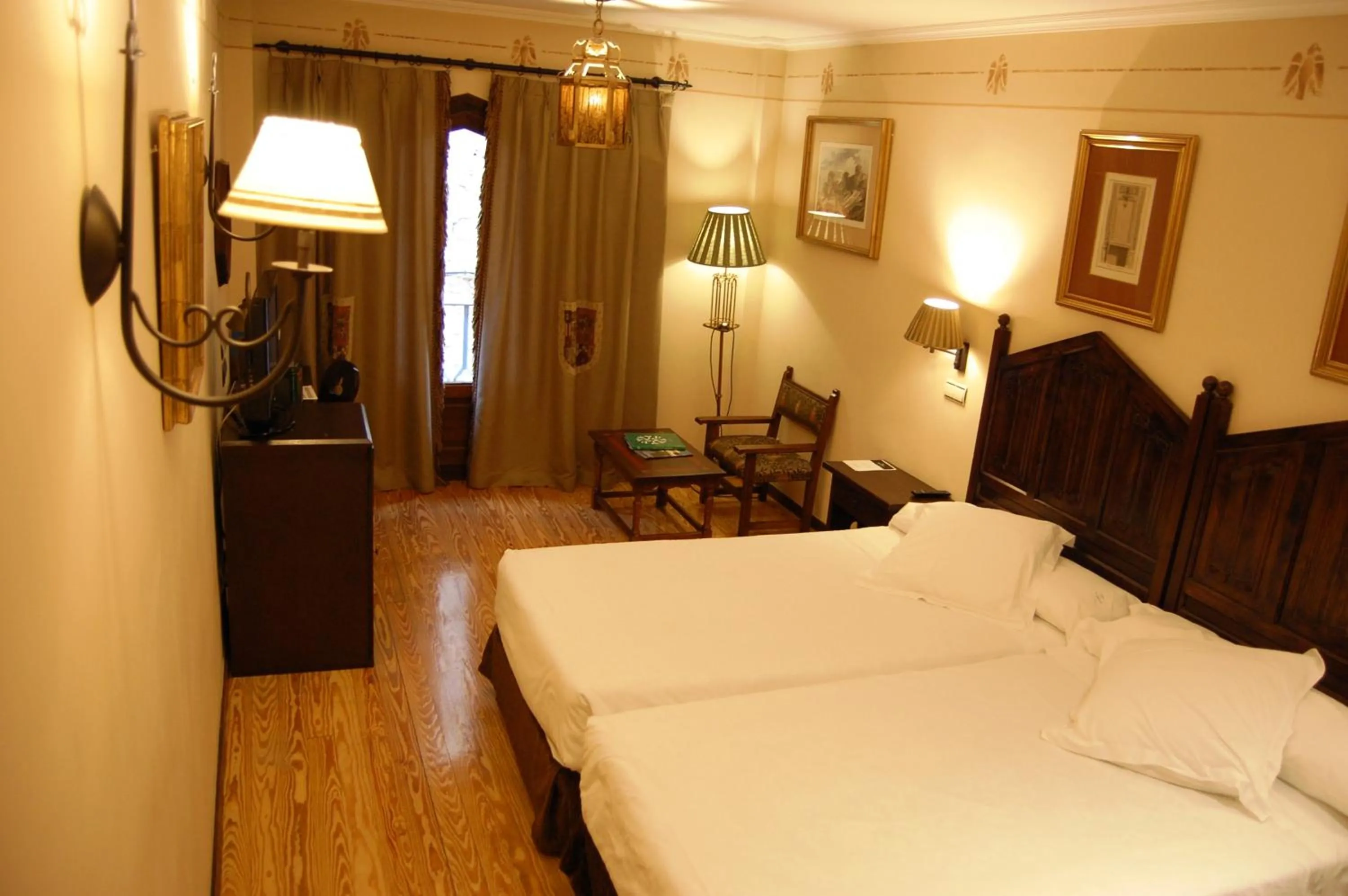 Photo of the whole room, Bed in Parador de Olite