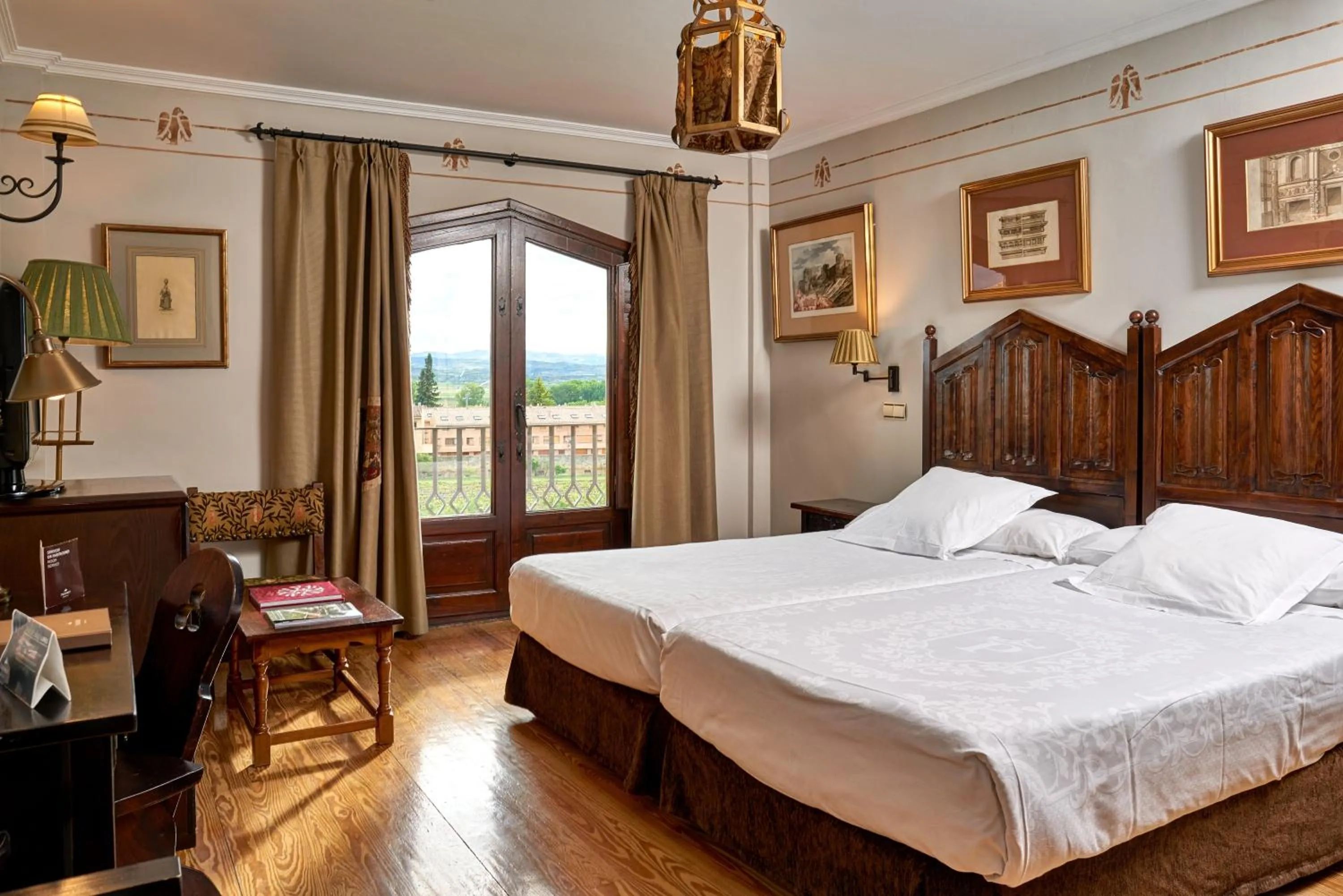 Photo of the whole room, Bed in Parador de Olite