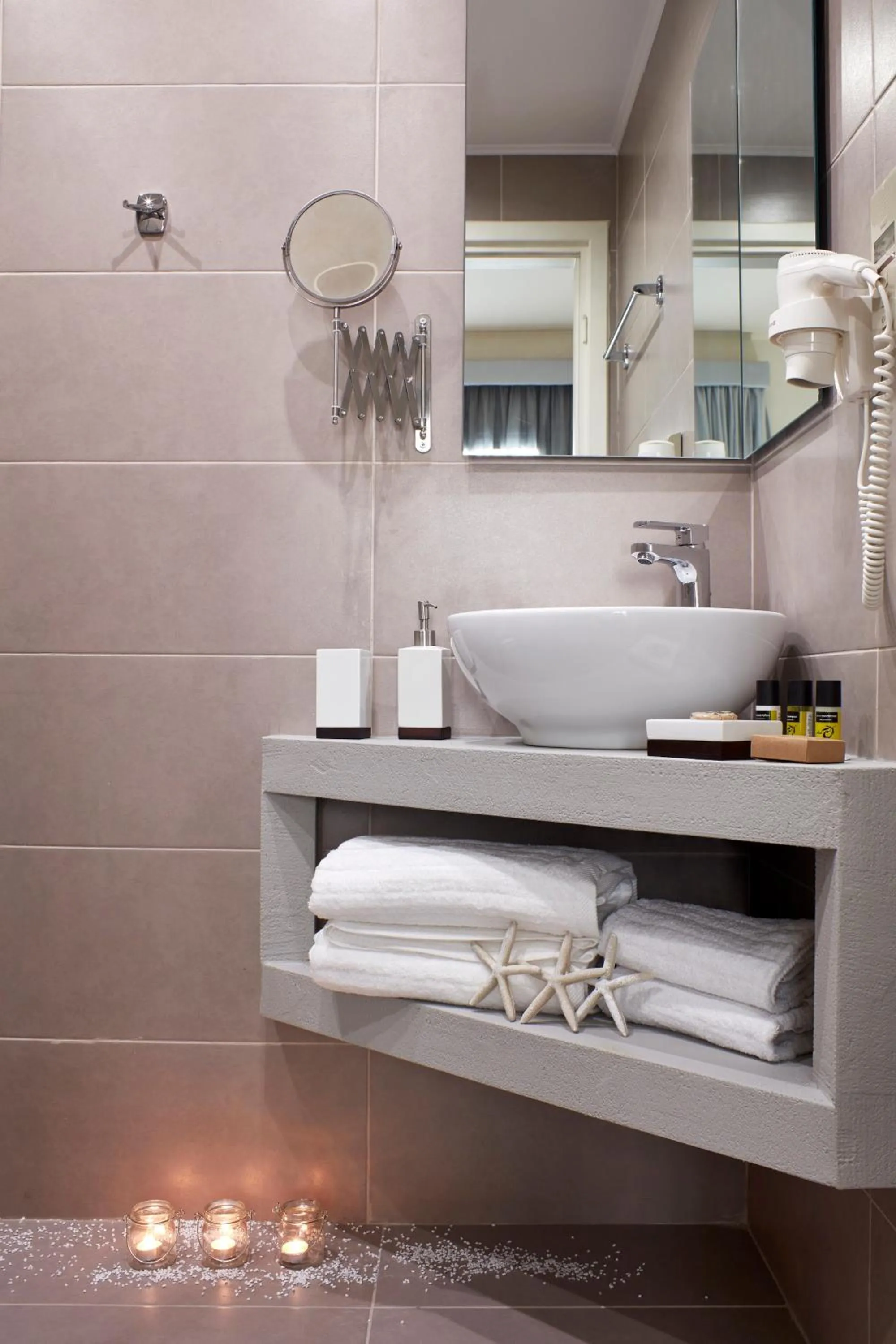 Toilet in The Gardens Gallery Hotel