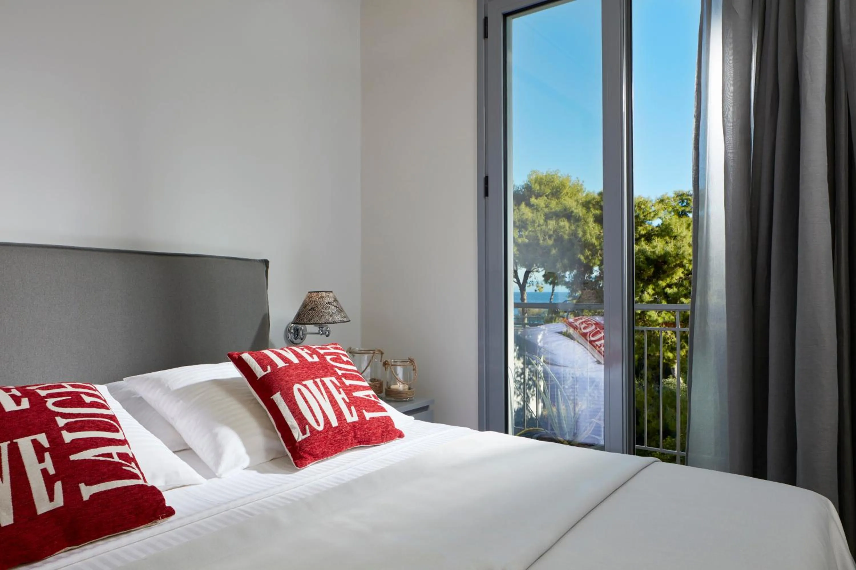 Photo of the whole room, Bed in The Gardens Gallery Hotel