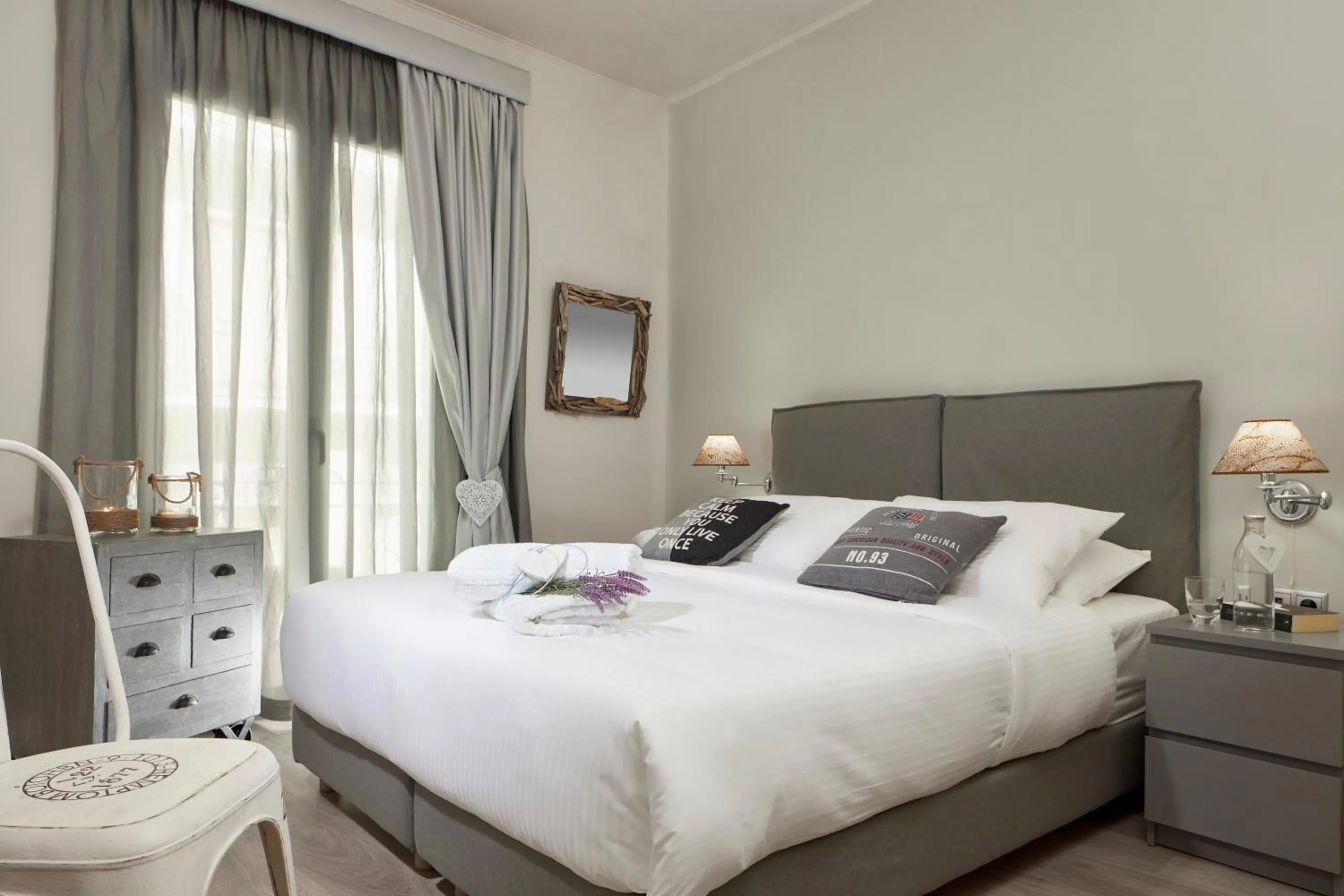 Photo of the whole room, Bed in The Gardens Gallery Hotel