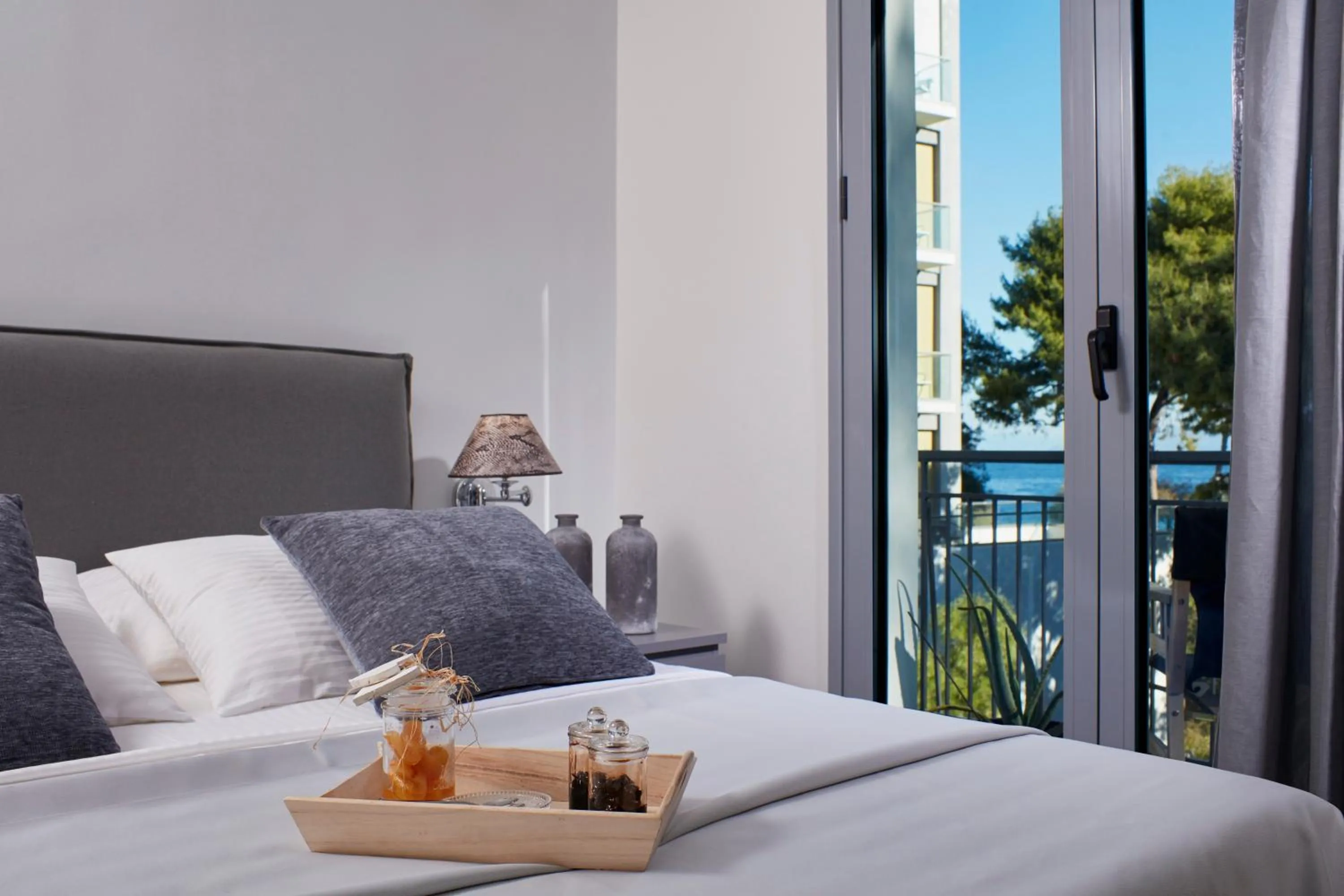 Photo of the whole room, Bed in The Gardens Gallery Hotel