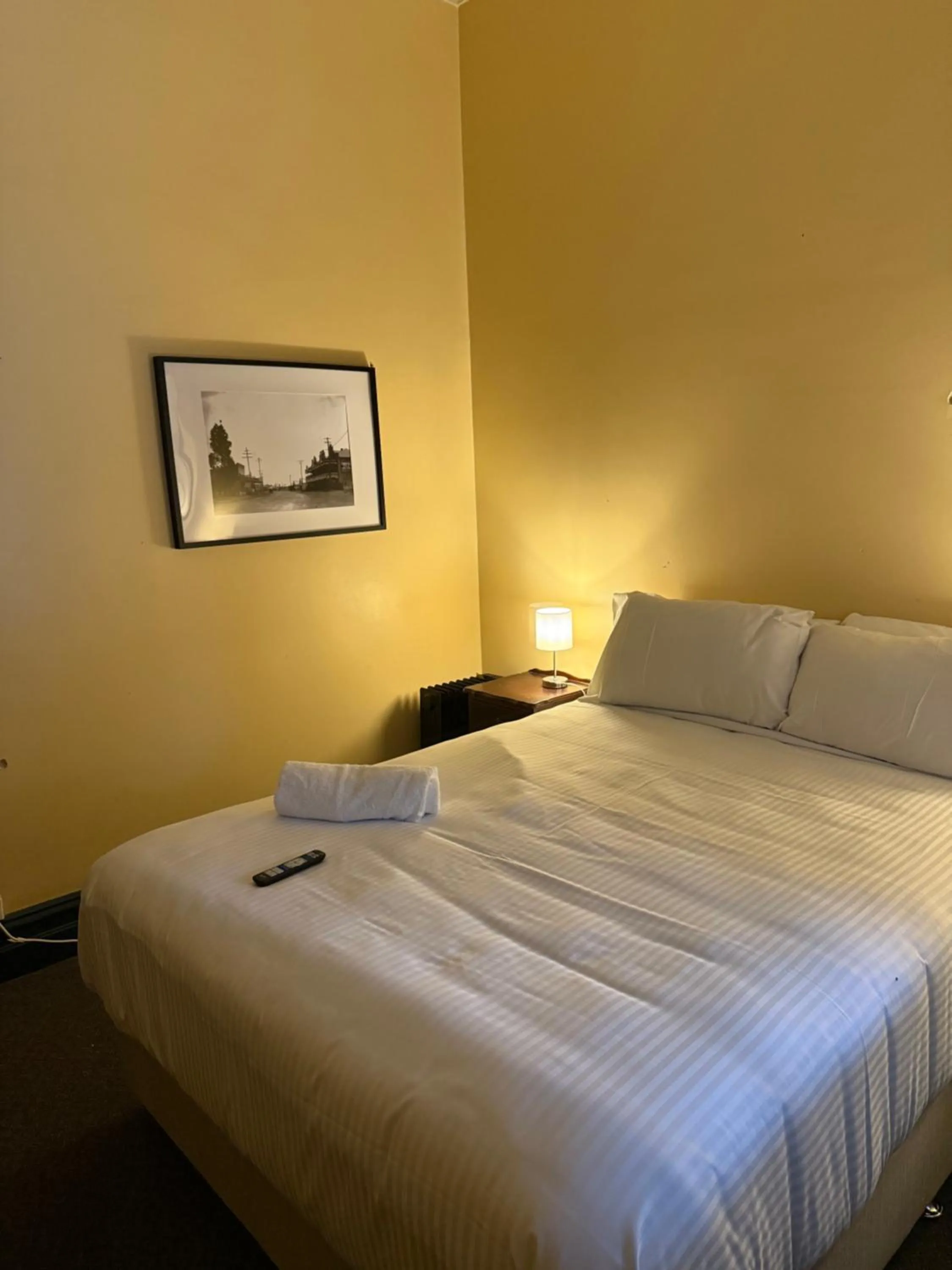 Bedroom, Bed in Bellbird Hotel