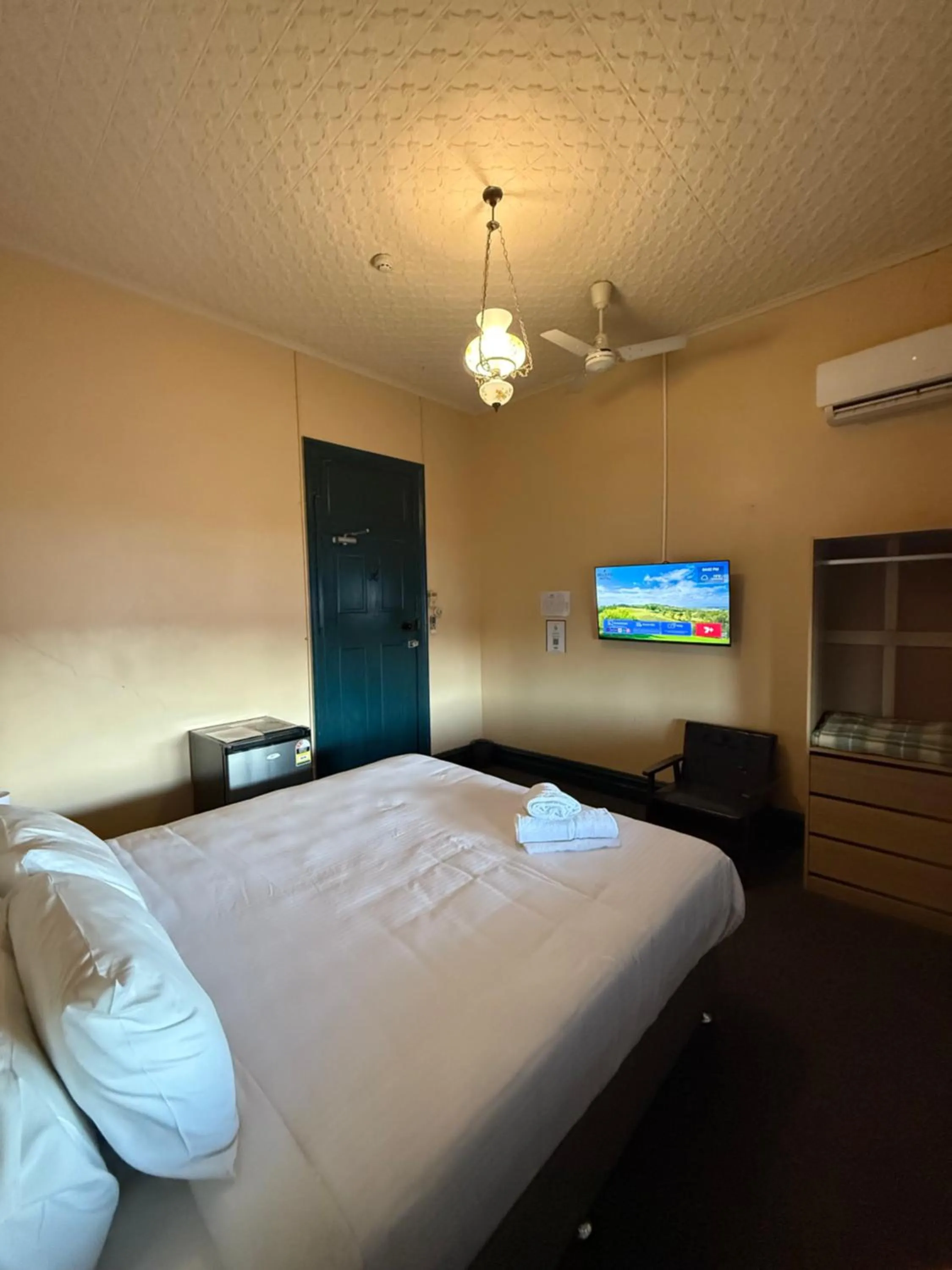 Bedroom, Bed in Bellbird Hotel