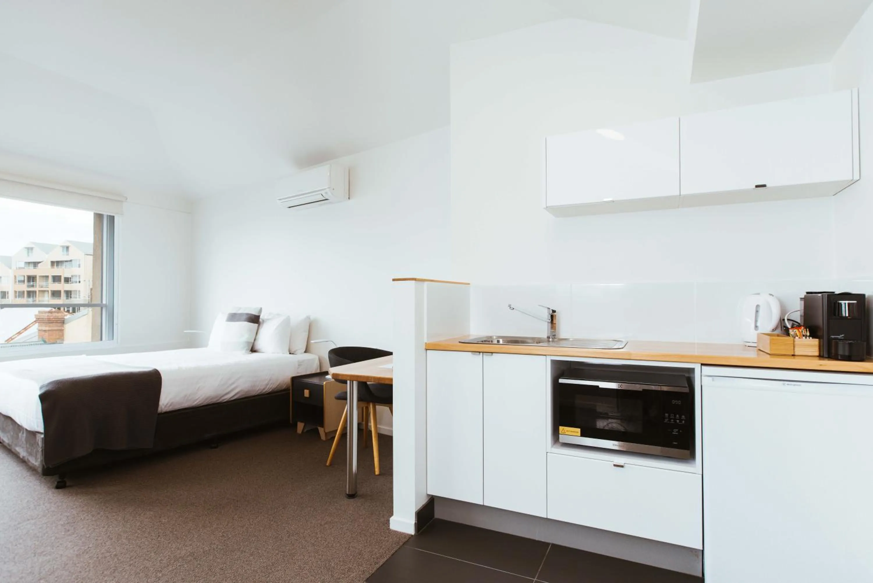 Kitchen or kitchenette, Bed in Salamanca Galleria Apartments