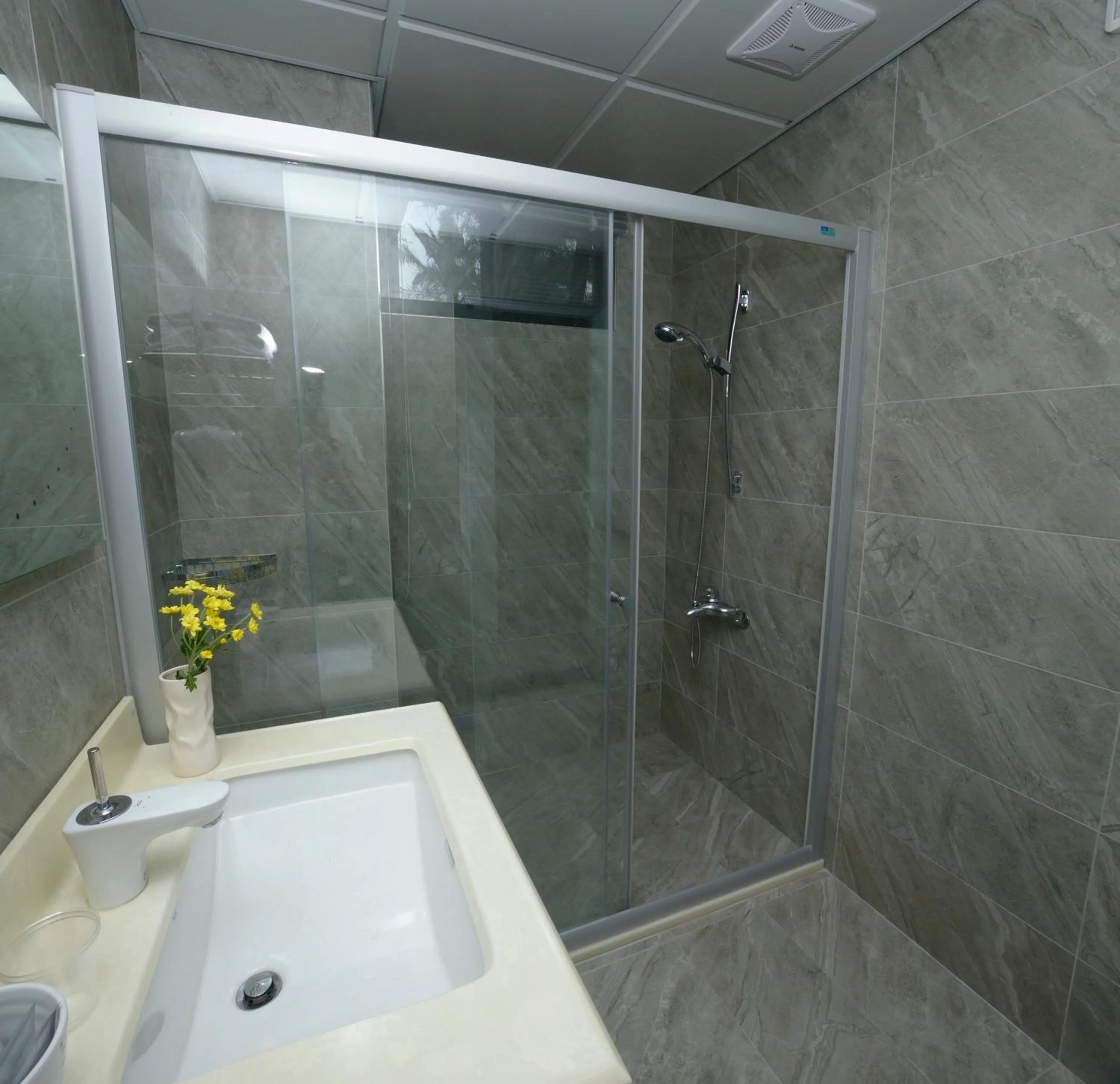 Shower in Happiness 210 B&B