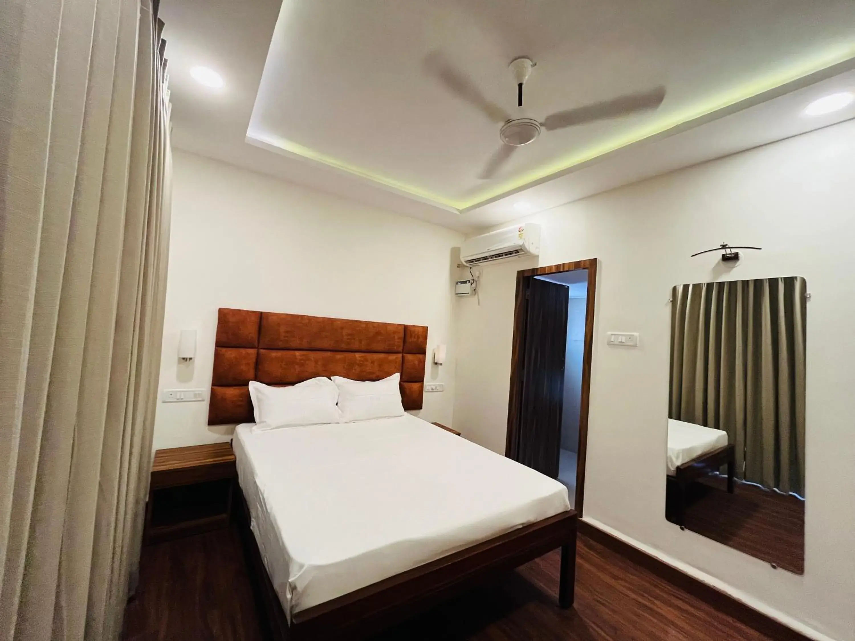 Deluxe Double Room with Balcony in Ticlo Resorts Deluxe Double Room with Balcony in Ticlo Resorts